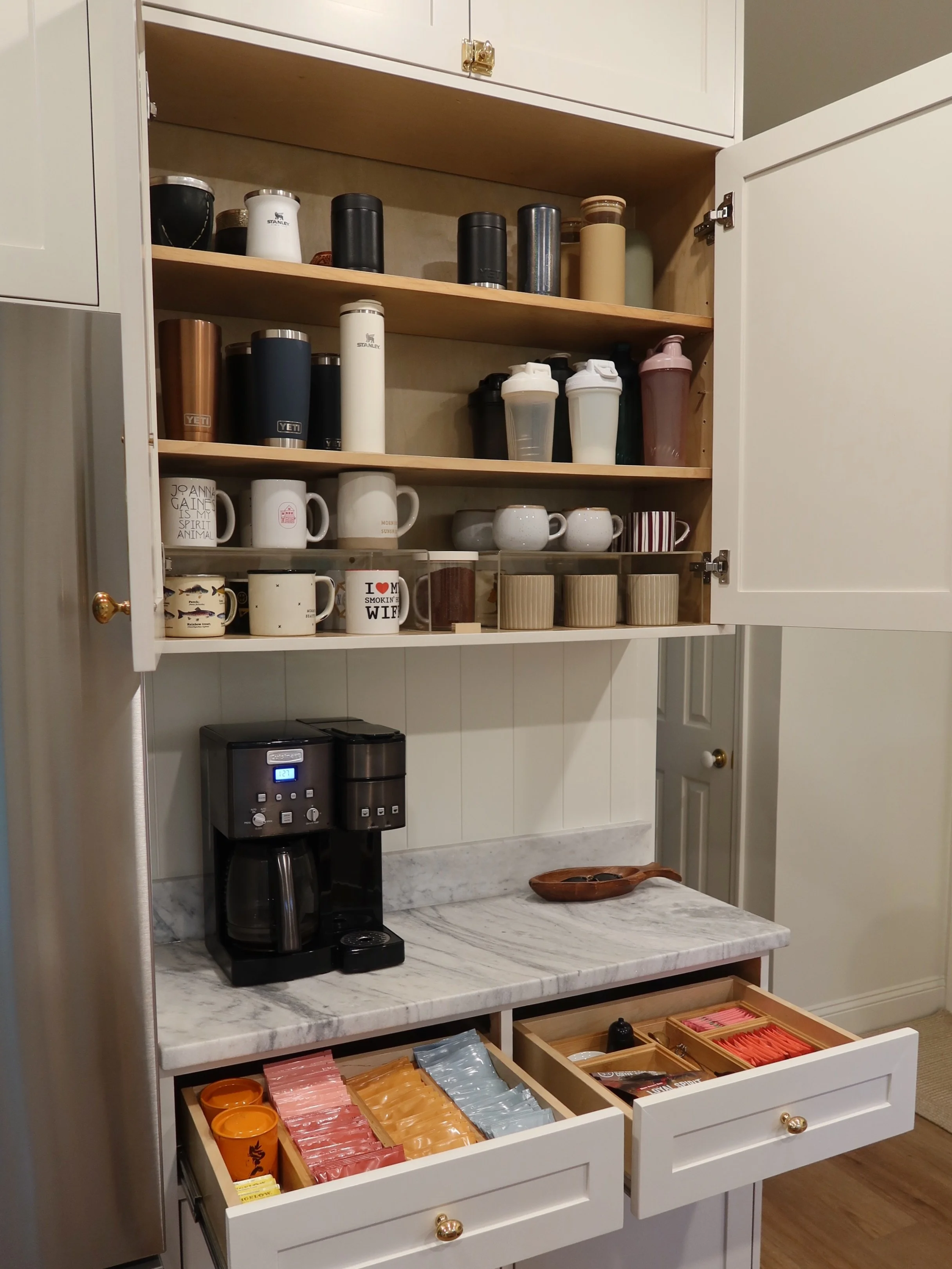 Drink station, dialed in 🤍
A home for every mug, tea essential, coffee, and hydration packet.