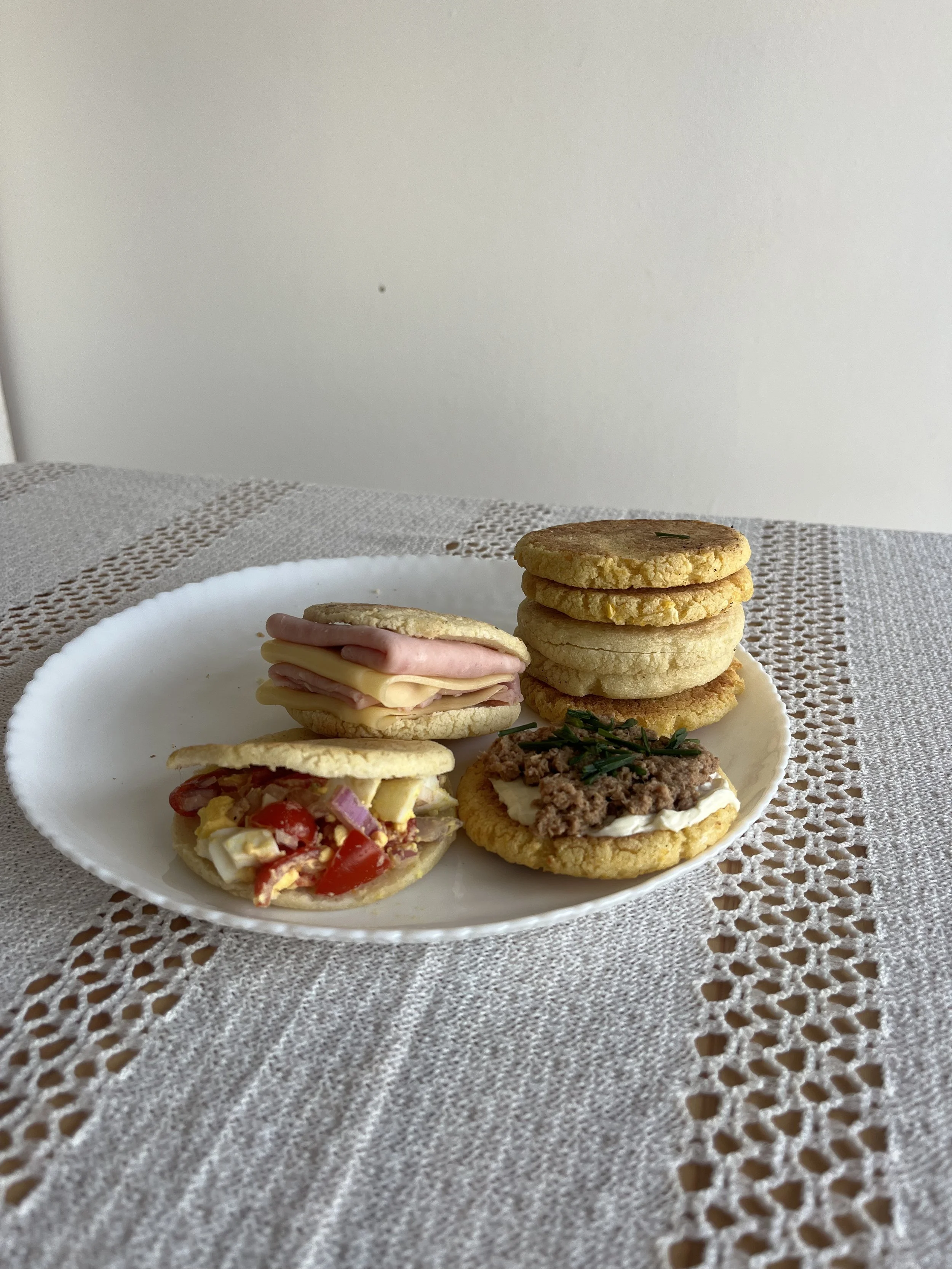 arepa con huevo duro tomate y cebolla morada arepa con jamón y queso arepa con queso crema y atún