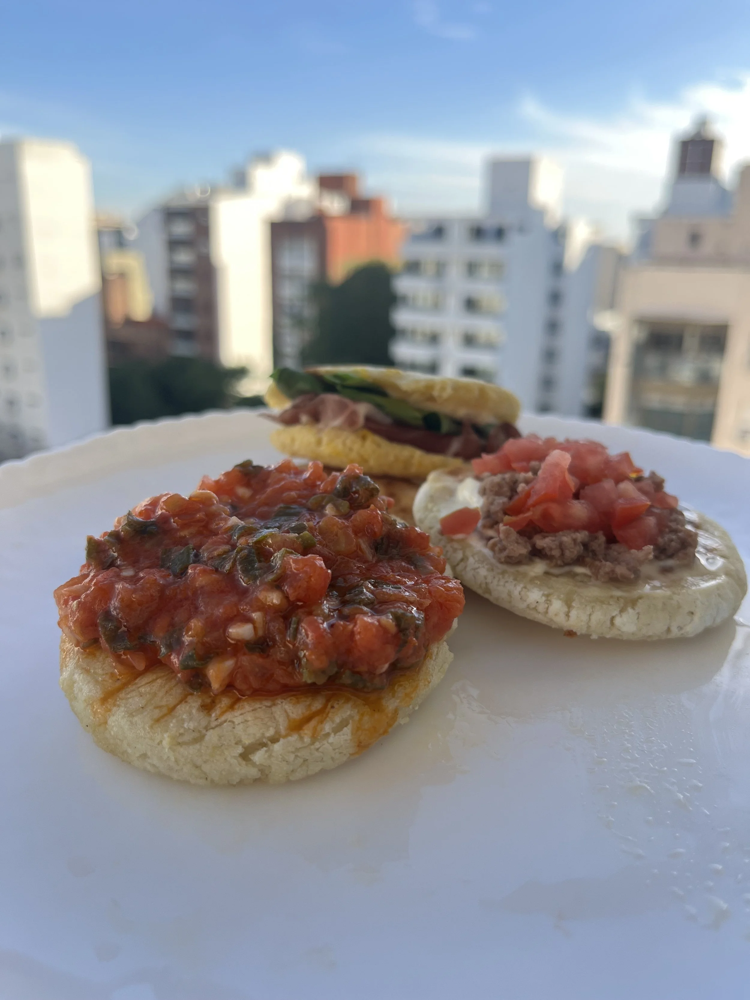 arepa con hogao arepa con atún arepa con rúcula y jamón crudo