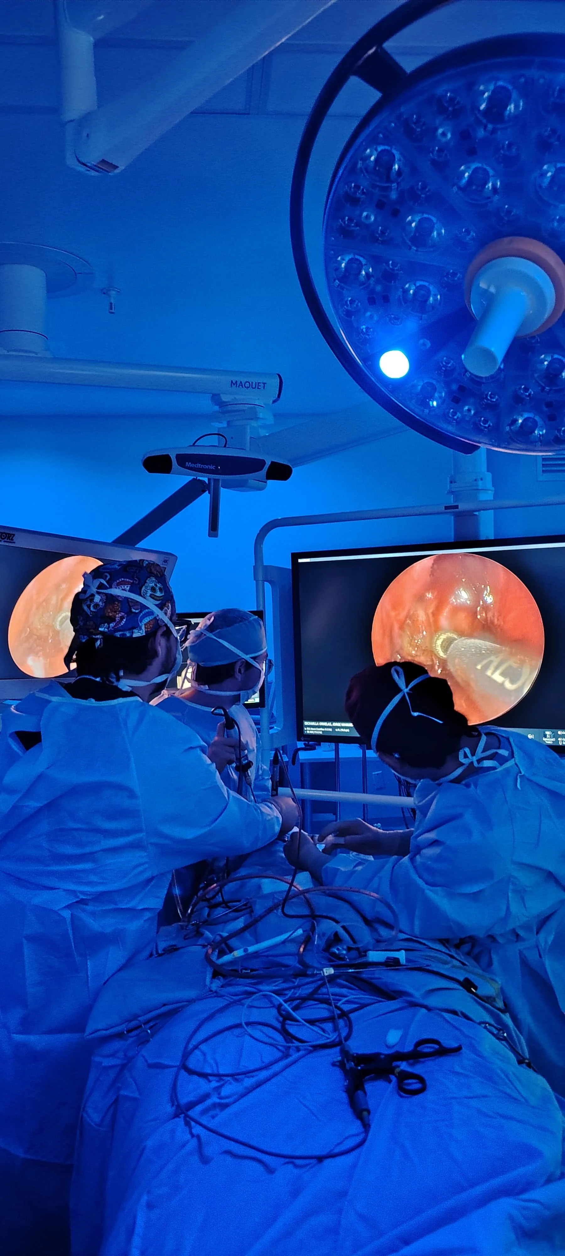 Neurocirujanos altamente entrenados en cirugía de hipofisis en un quirófano muy equipado