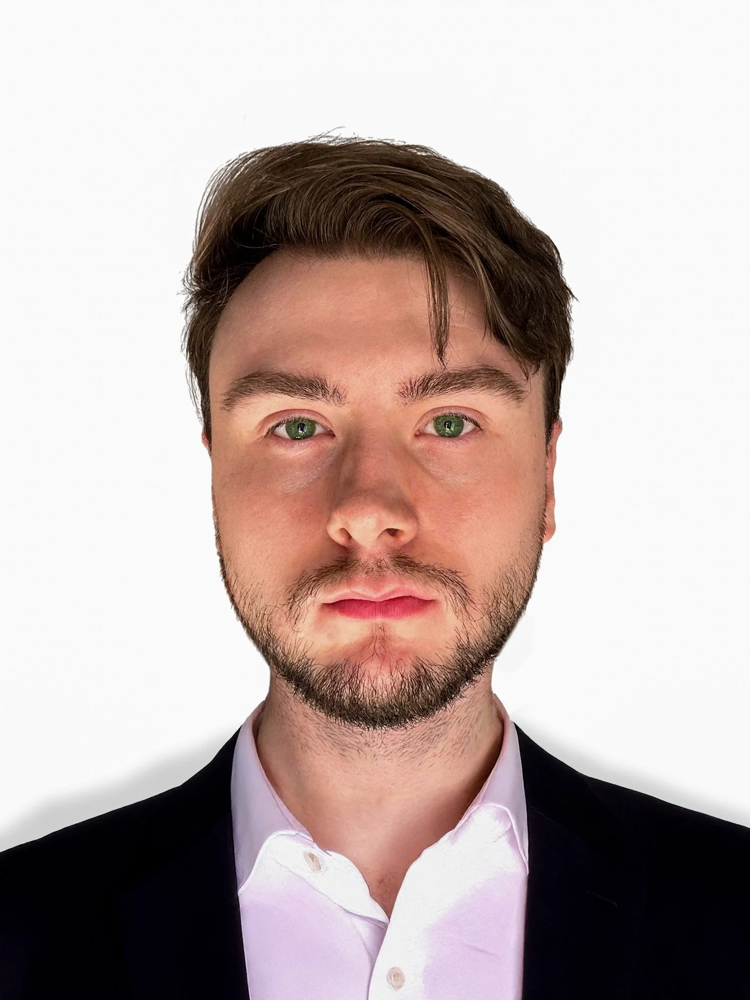 Porträt eines Mannes mit braunen Haaren, Bart und grünen Augen vor weißem Hintergrund, trägt einen schwarzen Anzug und weißes Hemd.