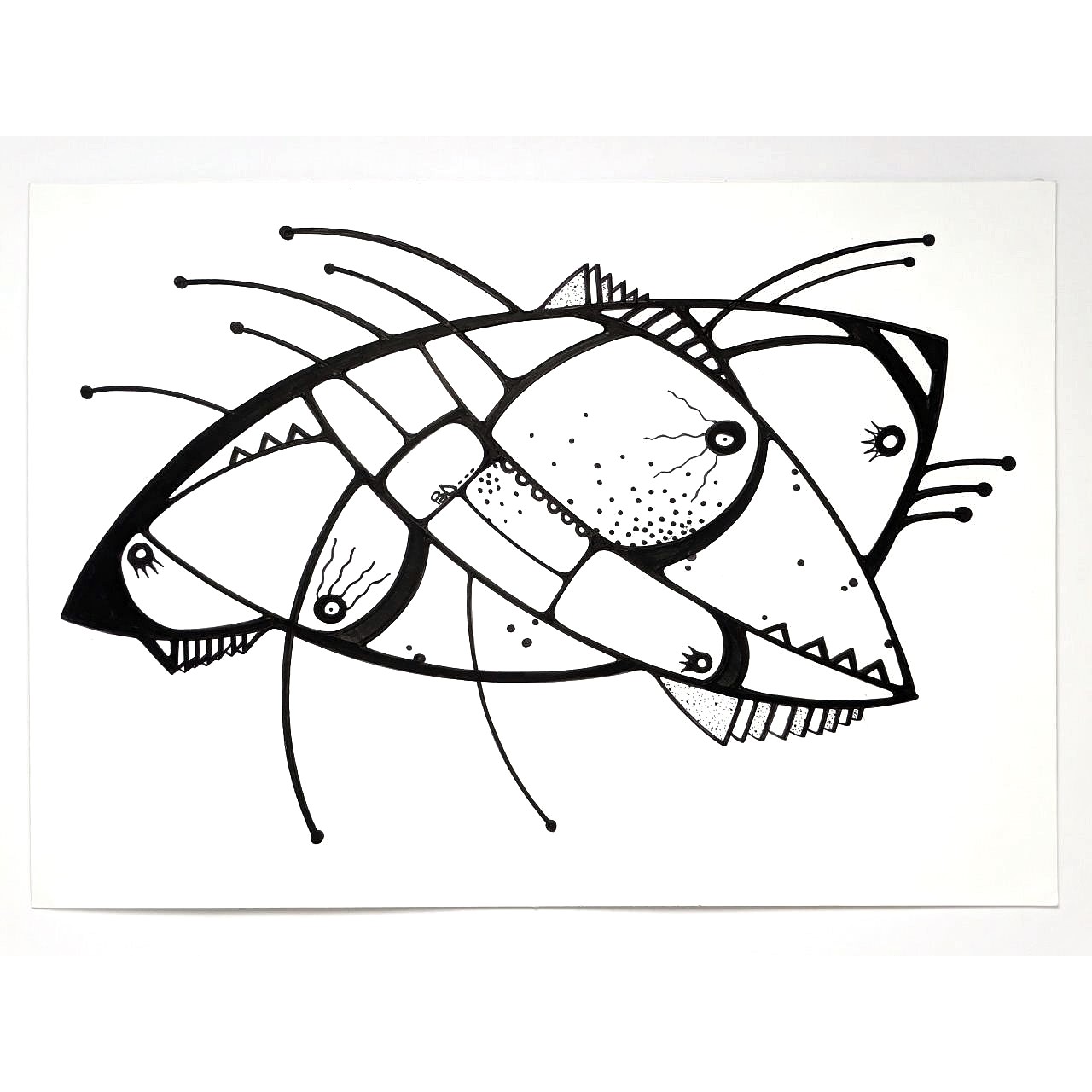 Dessin noir et blanc d'une composition abstraite évoquant un insecte ou un animal stylisé avec des lignes courbes, des détails géométriques et des points.