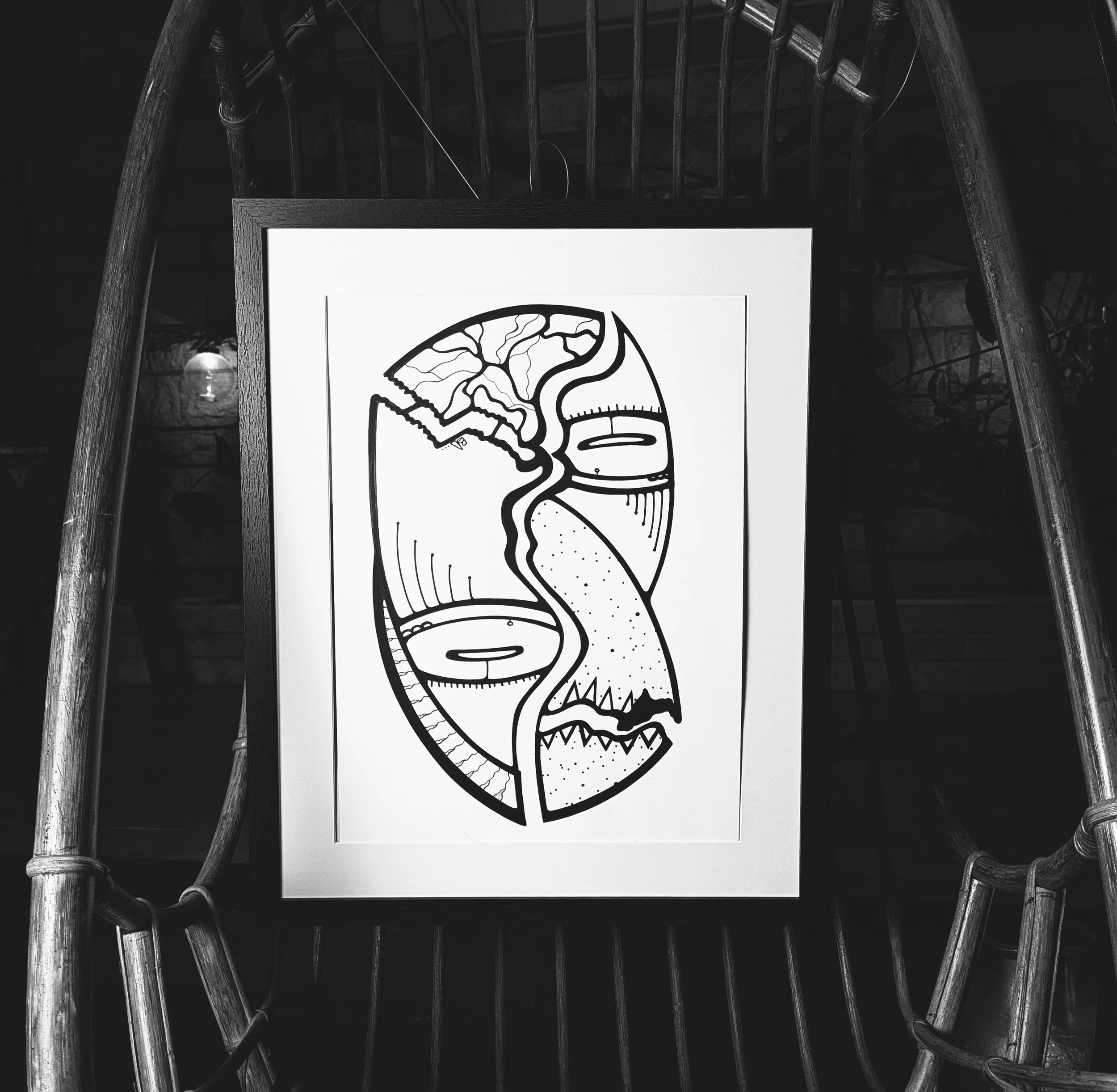 Illustration abstraite d'un visage dessiné avec des lignes noires sur fond blanc