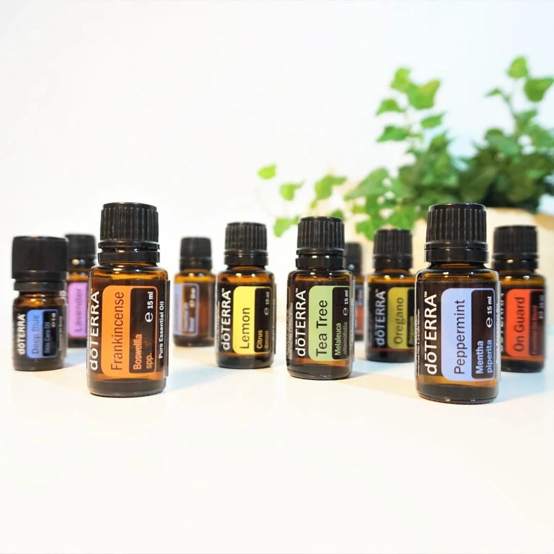I 10 oli essenziali doTERRA indispensabili su sfondo chiaro