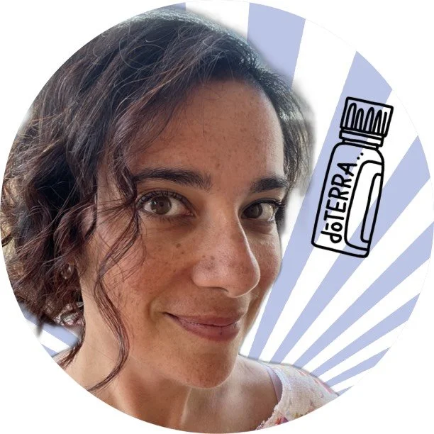 Silvia Pagliarini immagine rotonda con boccetta di olio essenziale disegnata