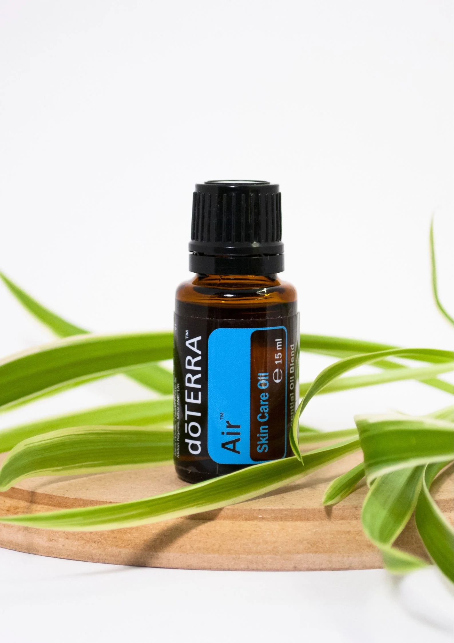 Boccetta di miscela per la respirazione Air doTERRA su base di legno con foglie affusolate intorno - Silvia Pagliarini