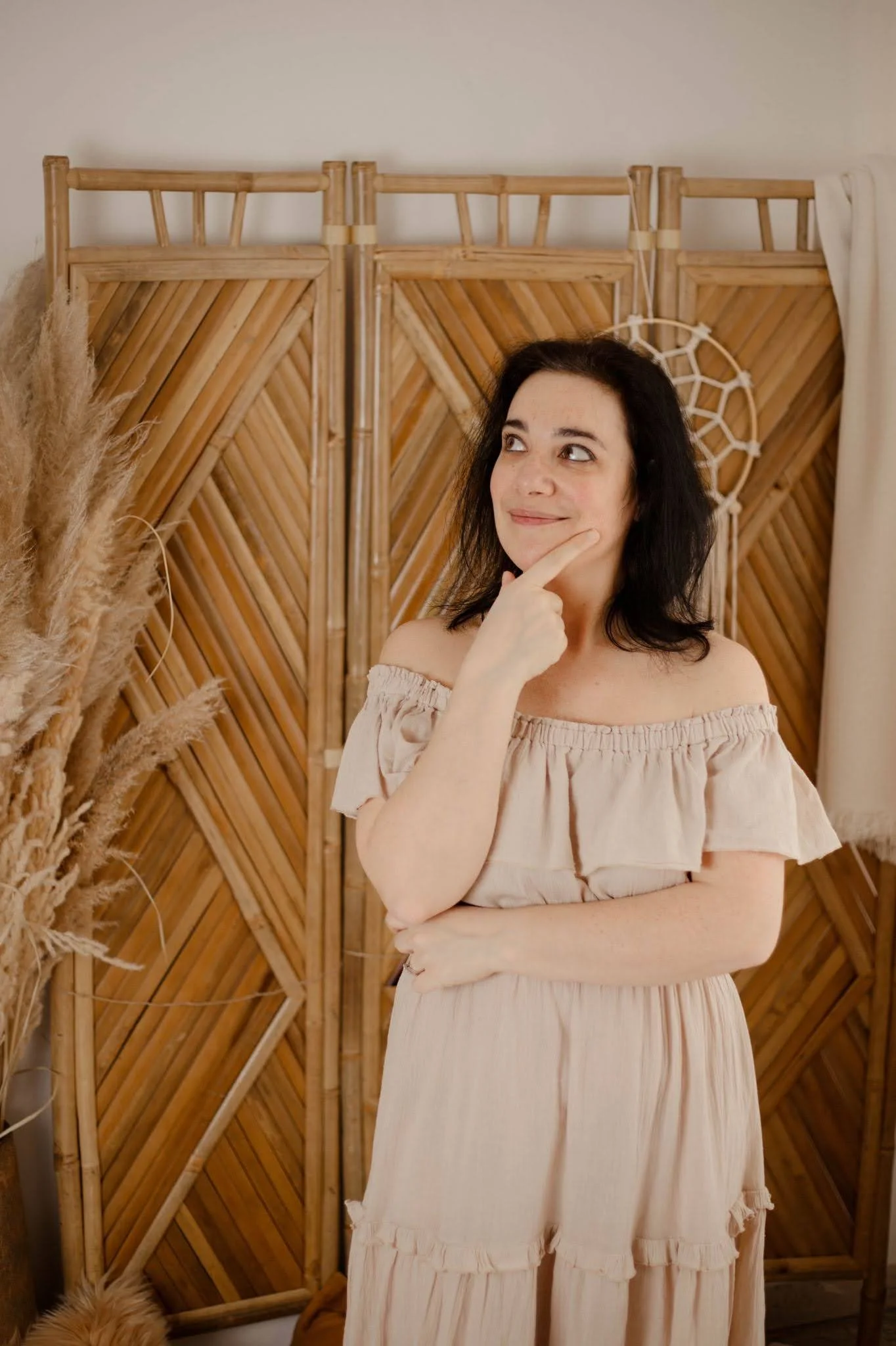 Silvia Pagliarini lavora con me abito beige lungo sfondo neutro naturale