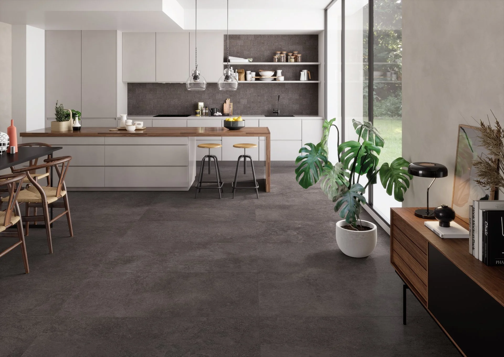 Moderne helle Küche mit weißen Schränken, Holztresen, dunklem Fliesenboden und großen Fenstern, die grünen Garten zeigen, mit Dekorationsgegenständen und Pflanzen.