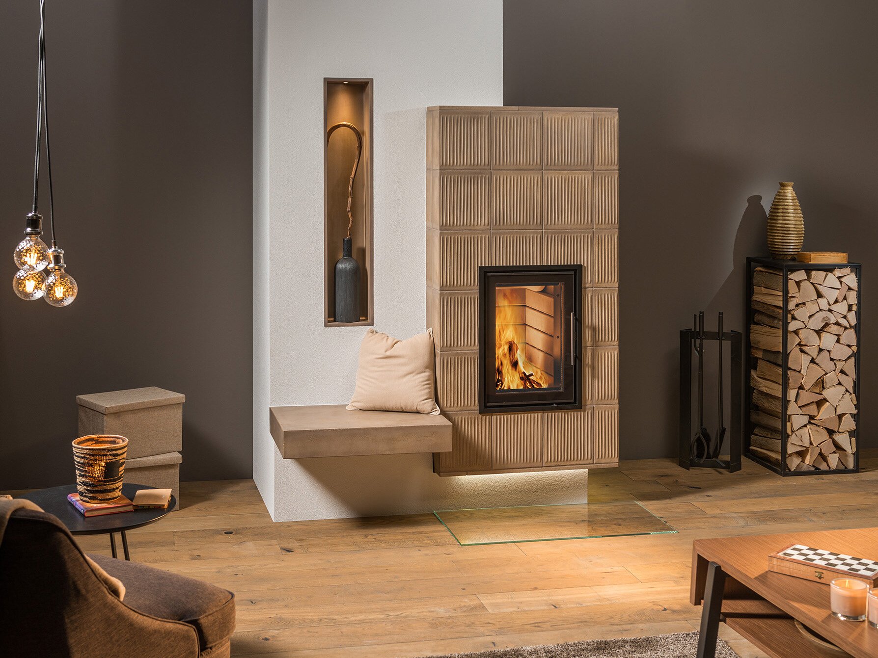 moderner Wohnraum mit Kamin, Holzofen, Holzstapel und dekorativen Vasen