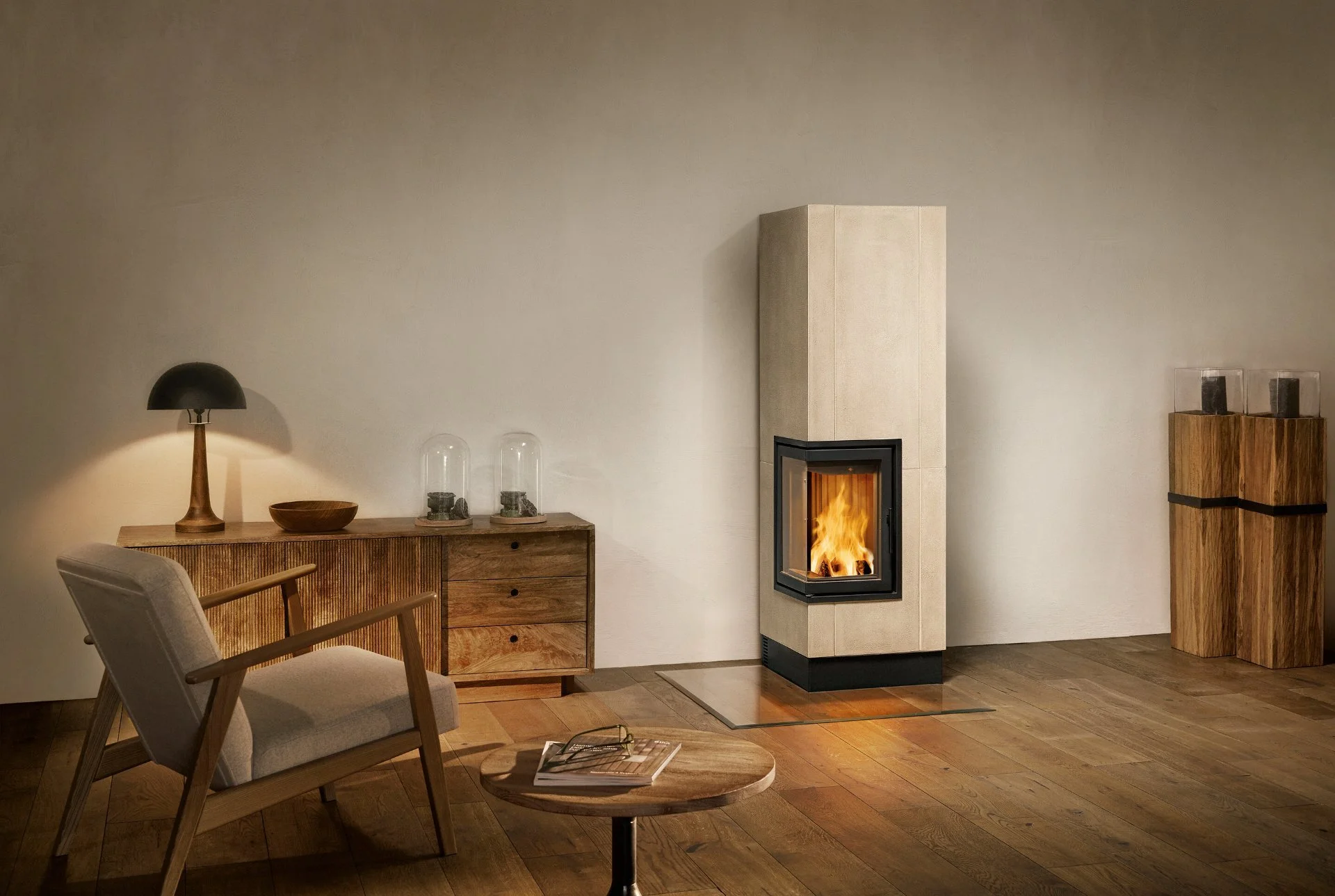 Moderner Raum mit Holzfußboden, Kamin, Sessel, Holztisch, Sideboard, Tischlampe und dekorative Vasen.