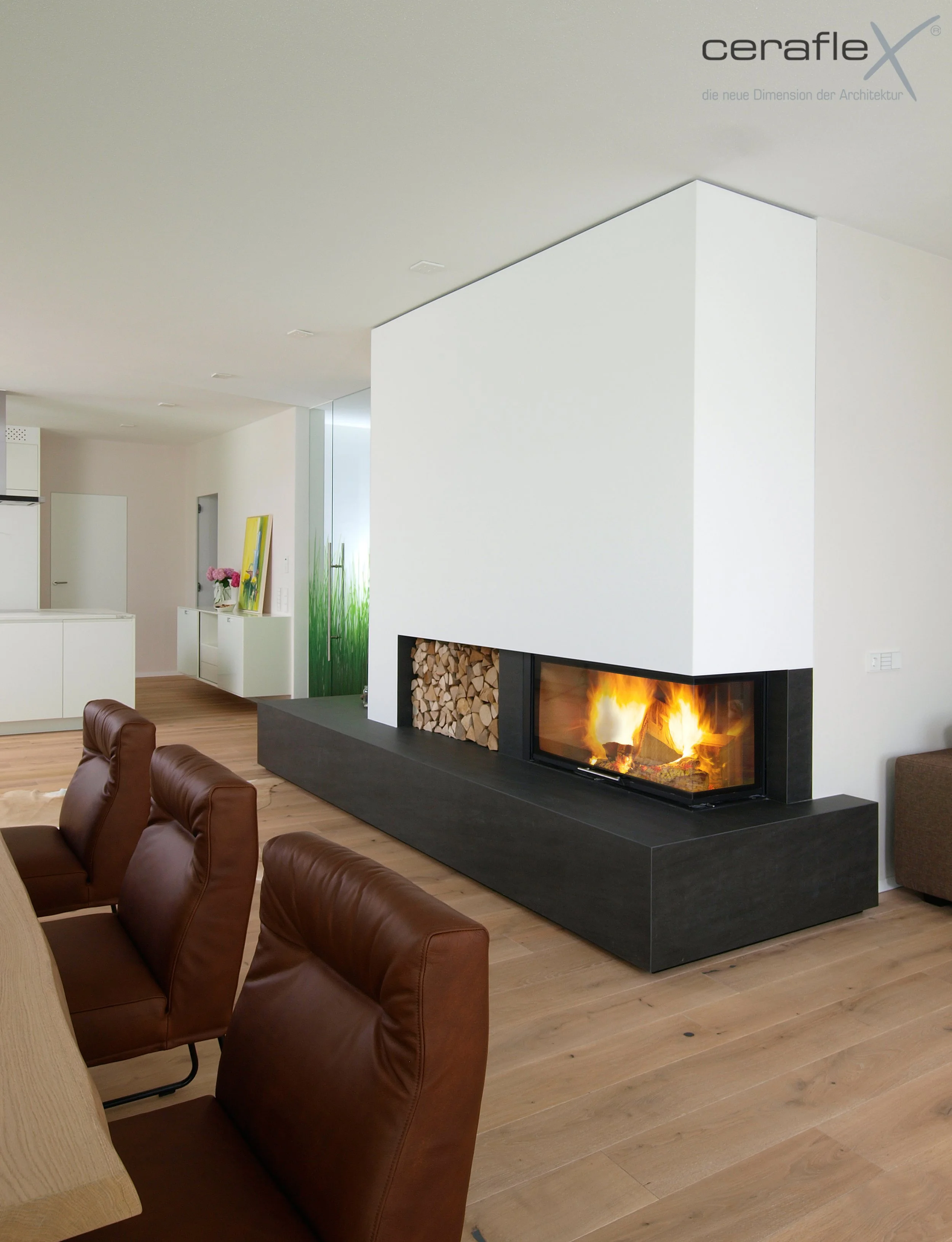 Moderner Wohnraum mit Kamin, Holzdecke, braunen Ledersesseln, weißen Wänden, Holzboden und dekorativen Gegenständen im Hintergrund.