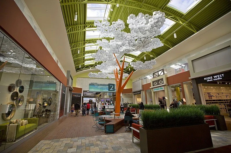 800px-Tsawwassen_Mills_Outlet_Shopping_Mall_(30114379772).jpg