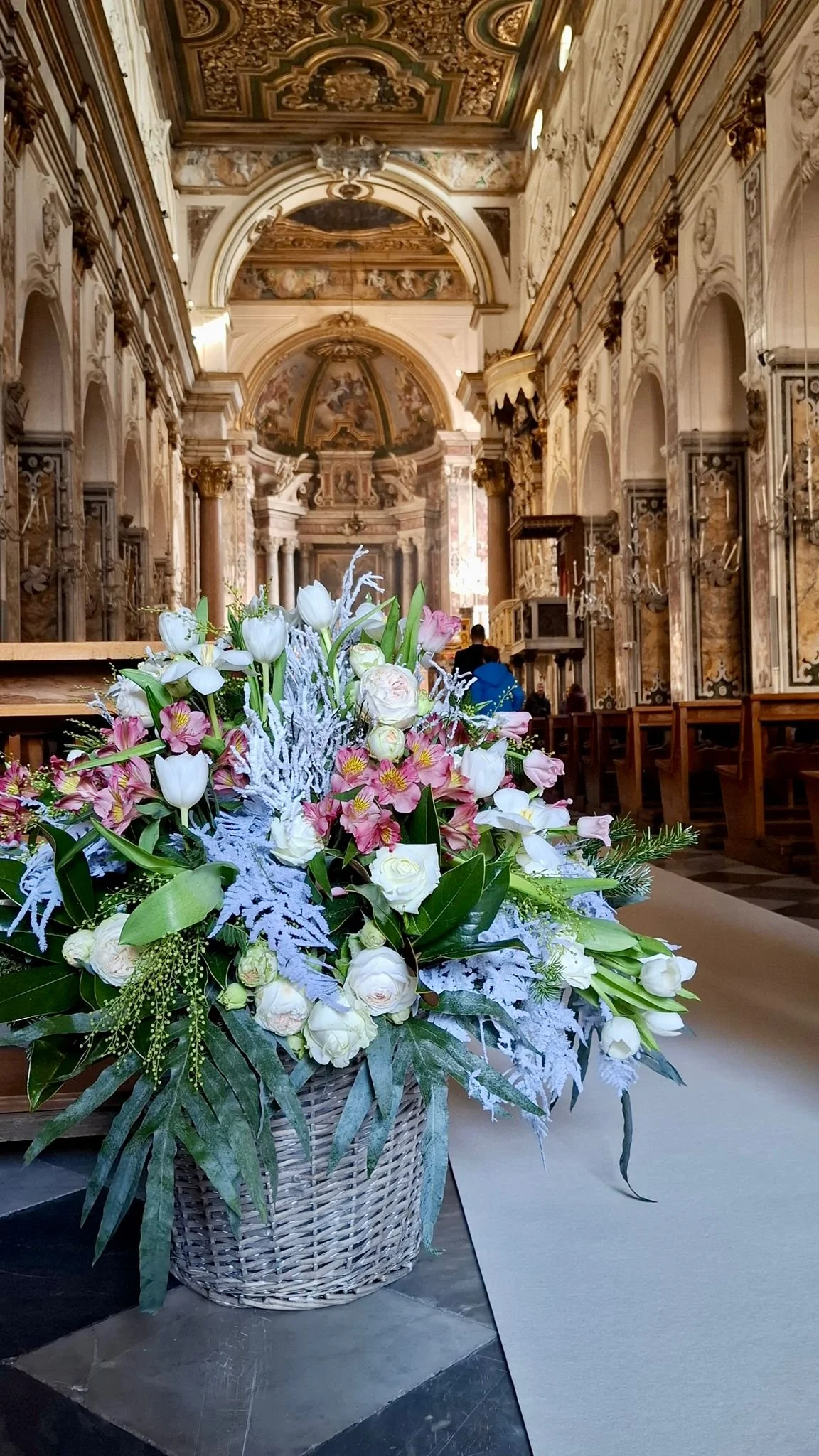 Matrimonio da Sogno nel Duomo di Amalfi: l’Allestimento Floreale di Kairos Flowers Design con Rose, Astromelie e Tulipani