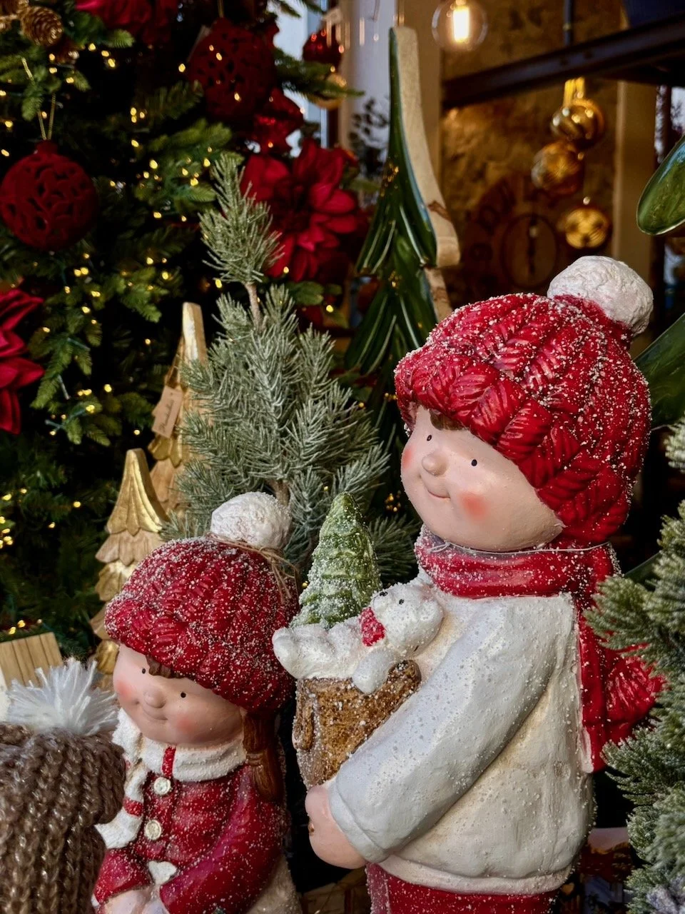 Decorazioni natalizie con figure di bambini e alberi decorativi