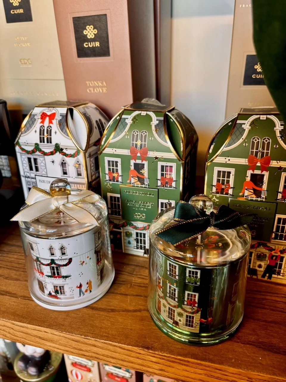 Candele decorative natalizie con scatole di lucine colorate in esposizione.