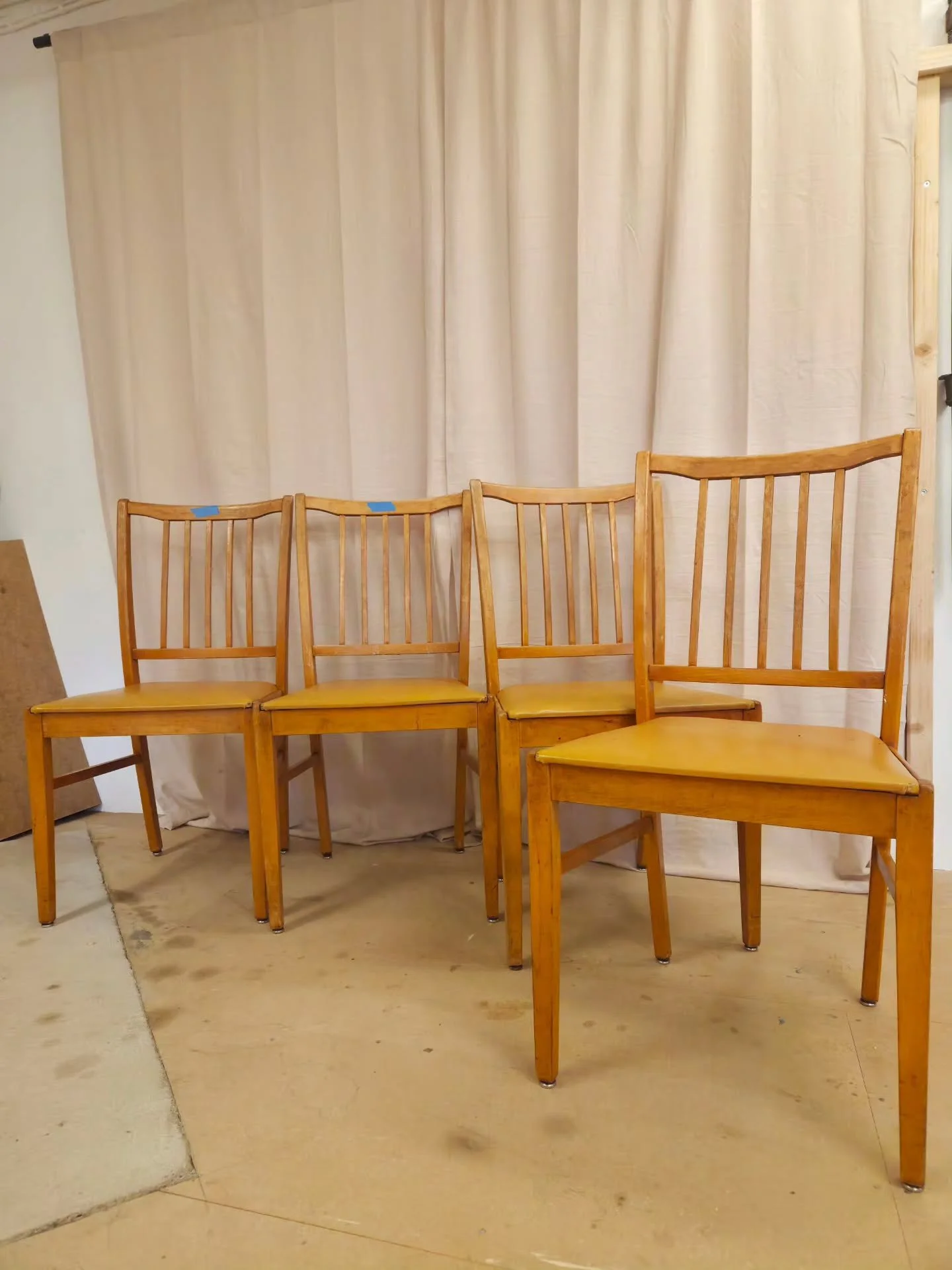 Fyra stolar som f&aring;tt nytt liv i verkstan ✨.

Kunden hade tr&ouml;ttnat p&aring; den slitna k&auml;nslan och den gulnade lacken som tog &ouml;ver uttrycket. Efter att ha plockat ner dem till rent tr&auml;, slipat noggrant och behandlat med h&ari