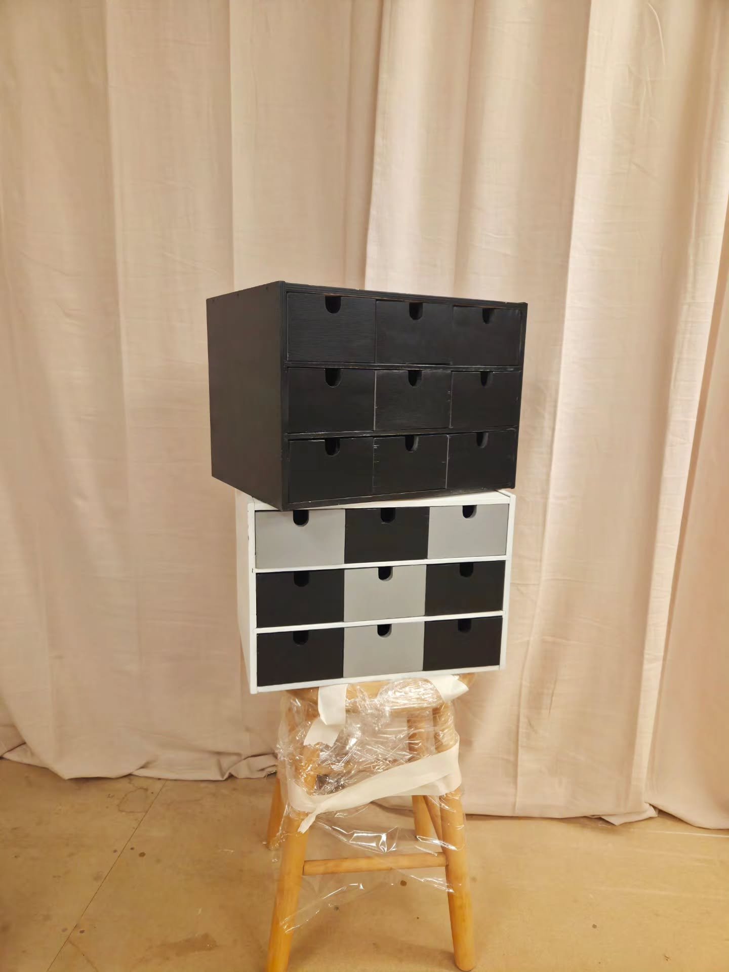 Tv&aring; klassiska Ikea "Moppe" minibyr&aring;er. Kunden &ouml;nskade f&aring; bort f&auml;rgen och att de skulle betsas I ljusbrunt och g&auml;rna ha lite slitet och ruffigt utseende.

IKEA Moppe &auml;r en serie klassiska minibyr&aring;e