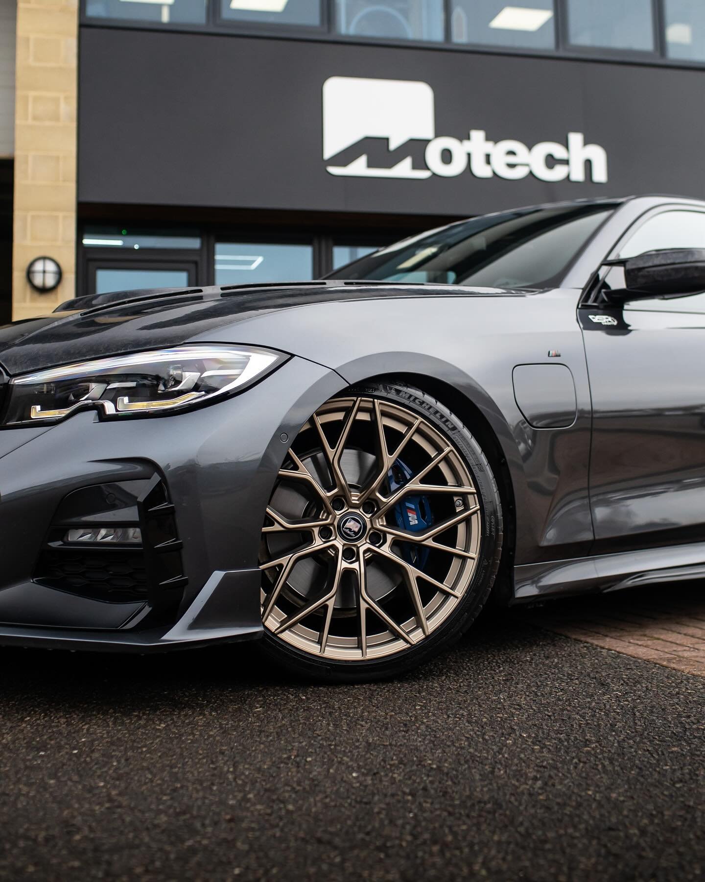 Gold and Grey go so well together.

MW-3 in Neodyme Gold.

#Motech #MW3 #MotechWheels #PSRParts #Wheels #Stance #Aftermarket #3Series #M330e #Hybrid