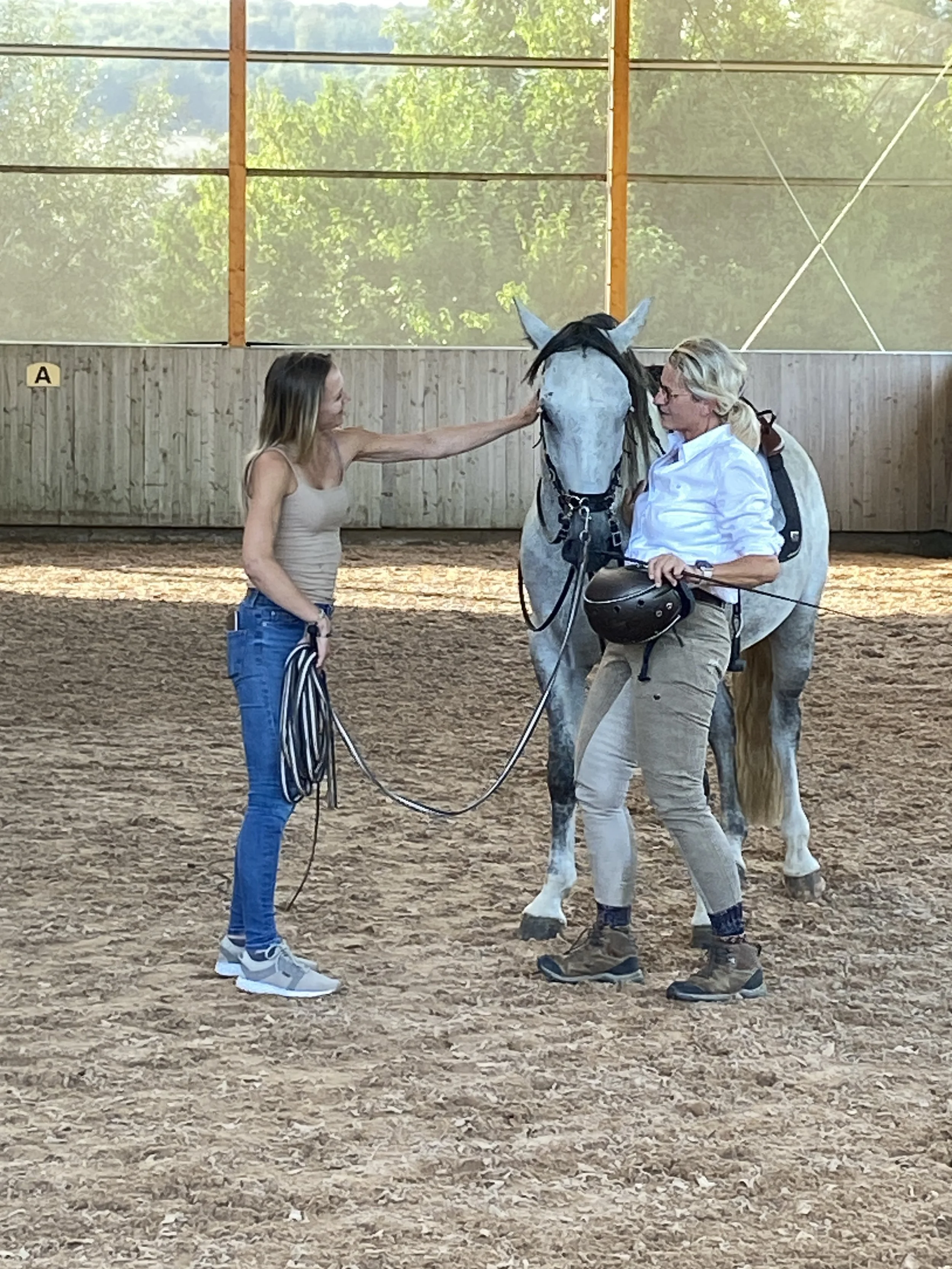 Viktoria Portugal und Sibylle Vahl von Reiten im Miteinander mit einem Pferd.