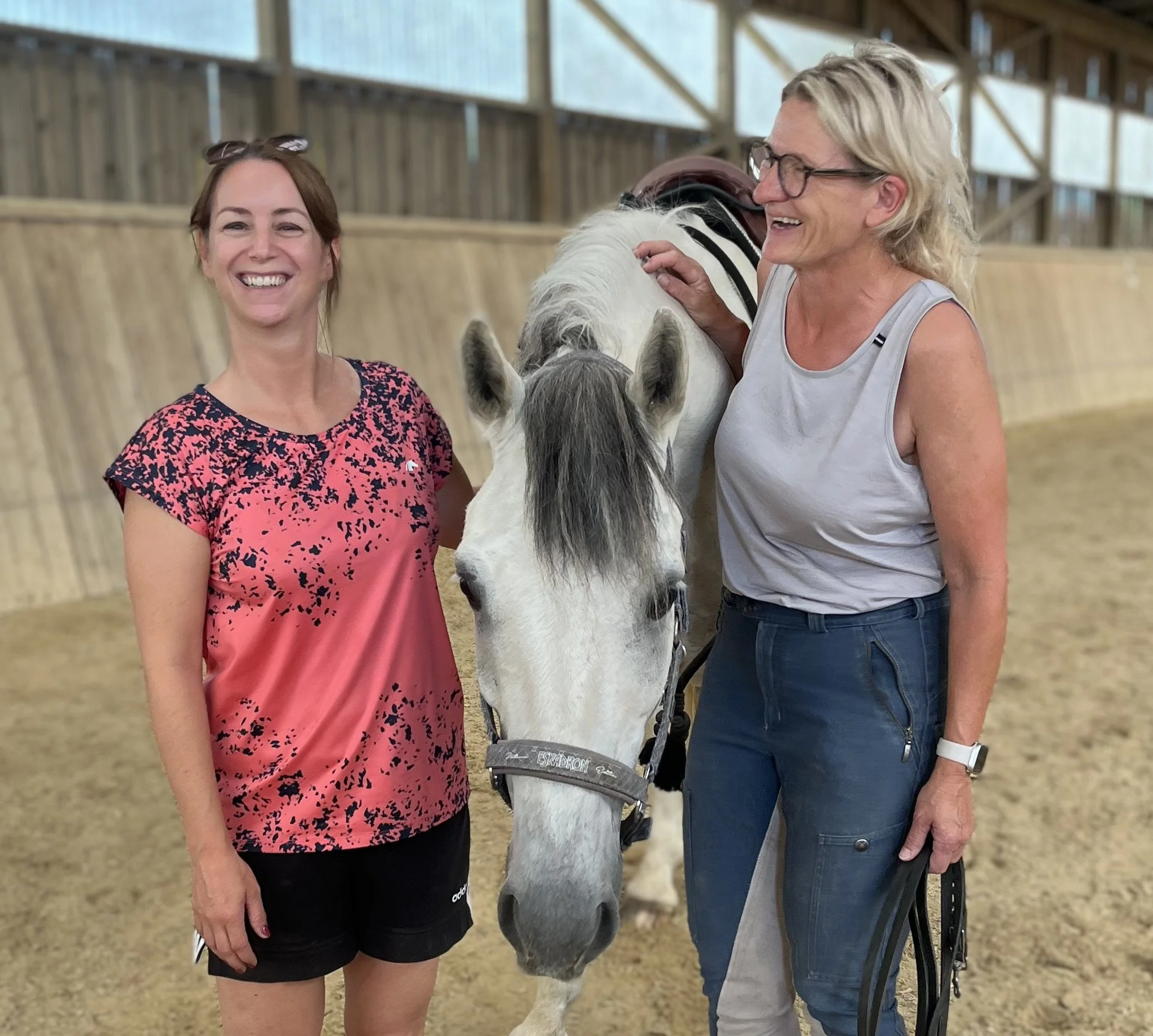 Anna Eichinger von Einfach Reiten und Sibylle Vahl von Reiten im Miteinander mit einem Pferd.