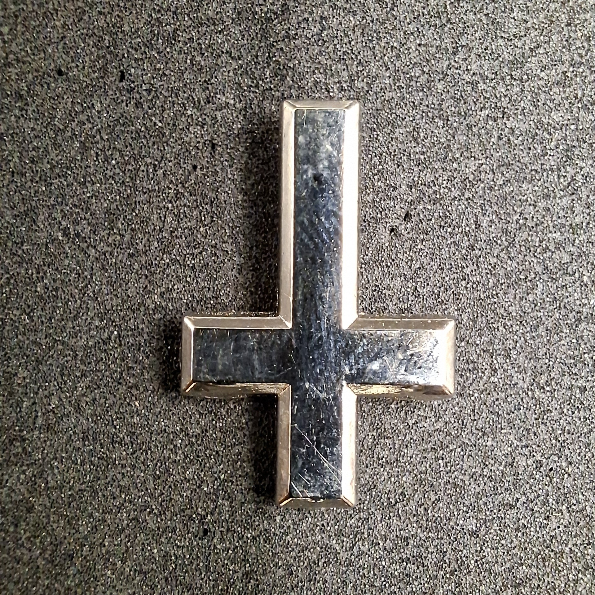 Cross silver pin