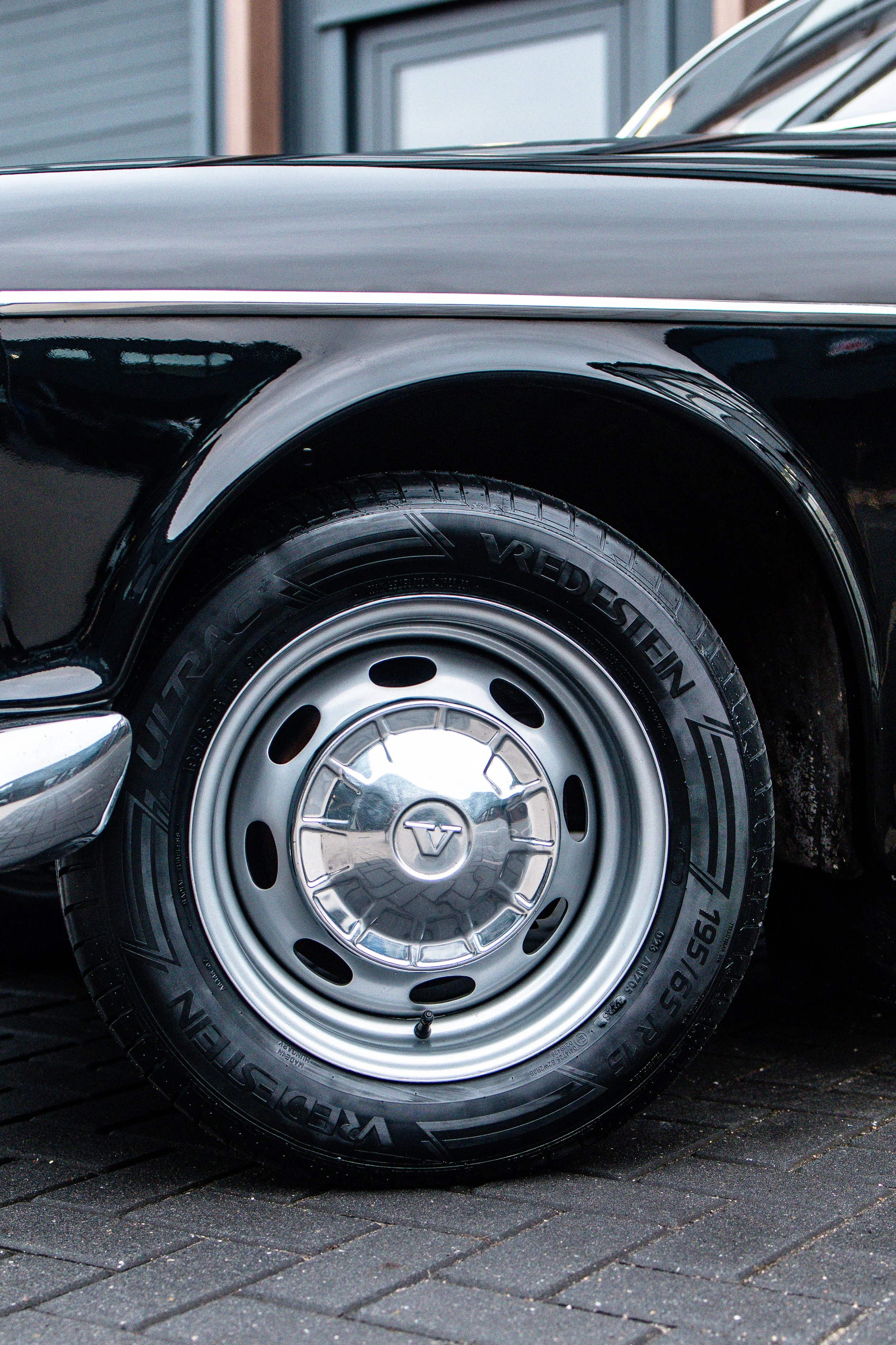 Een oldtimer die museumwaardig is na een exclusieve polijstbehandeling.