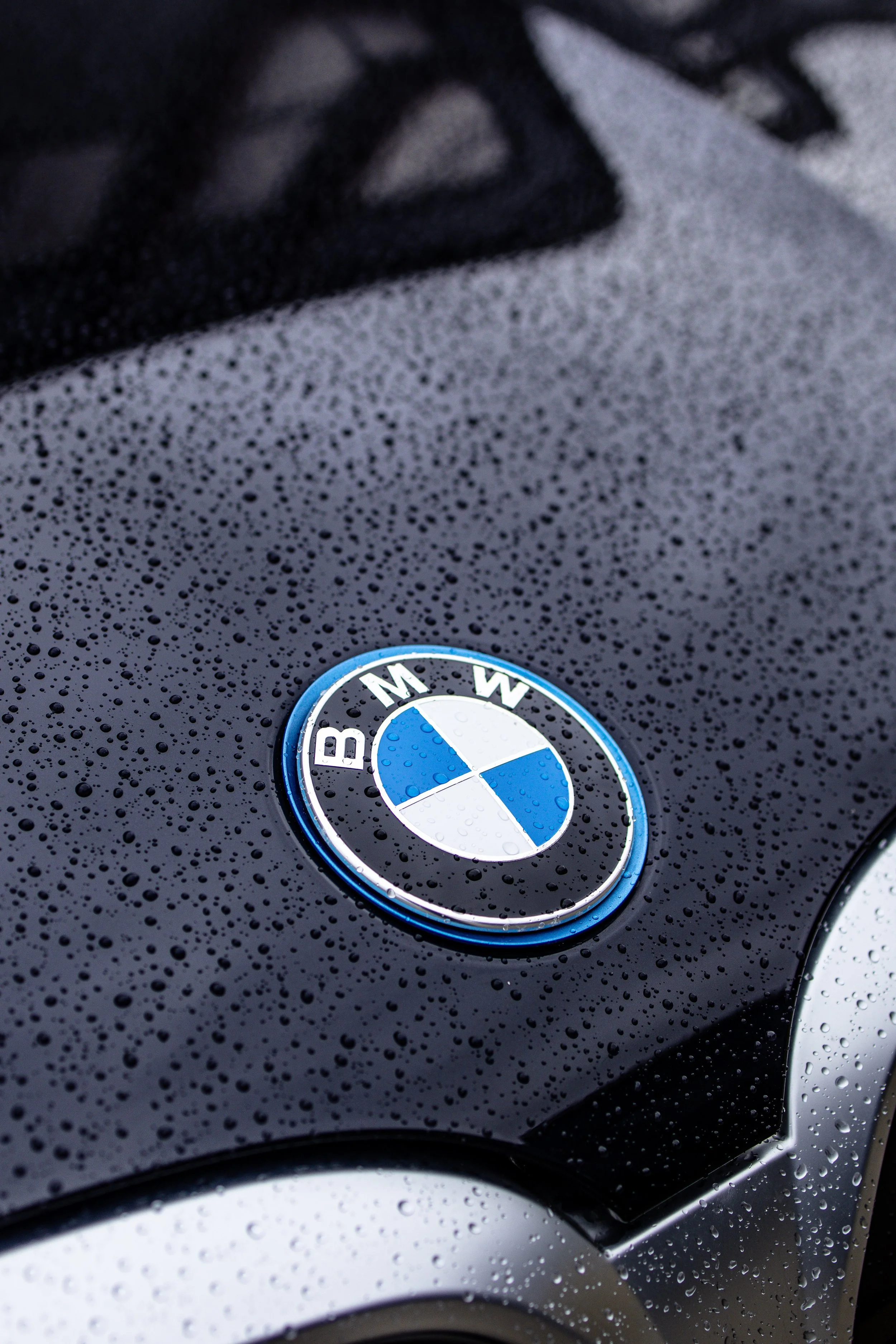 Close-up van een BMW IX3 die nu krasloos is na het polijsten.