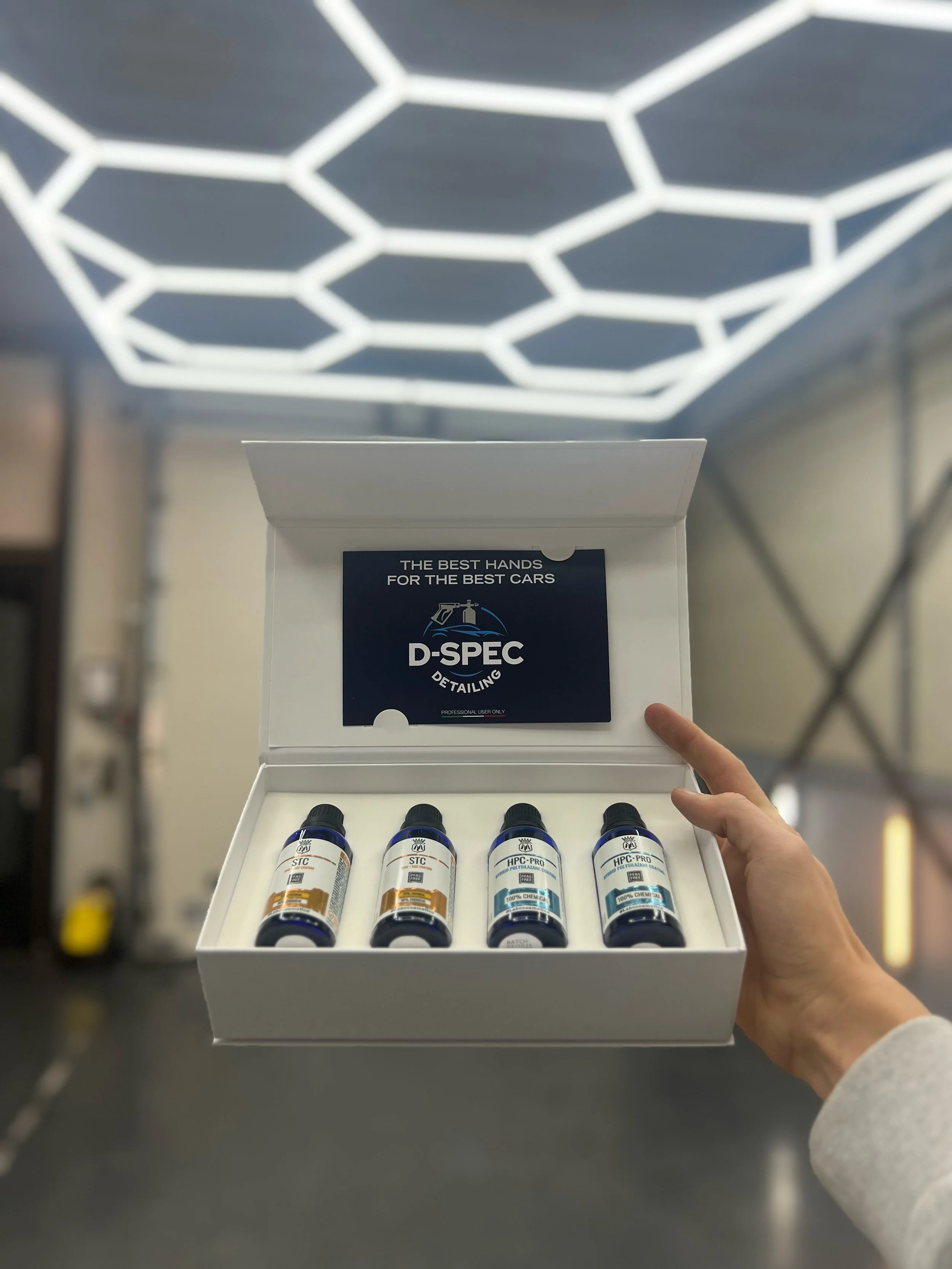 Een witte doos met daarin de hoogwaardige keramische coatings van labocosmetica