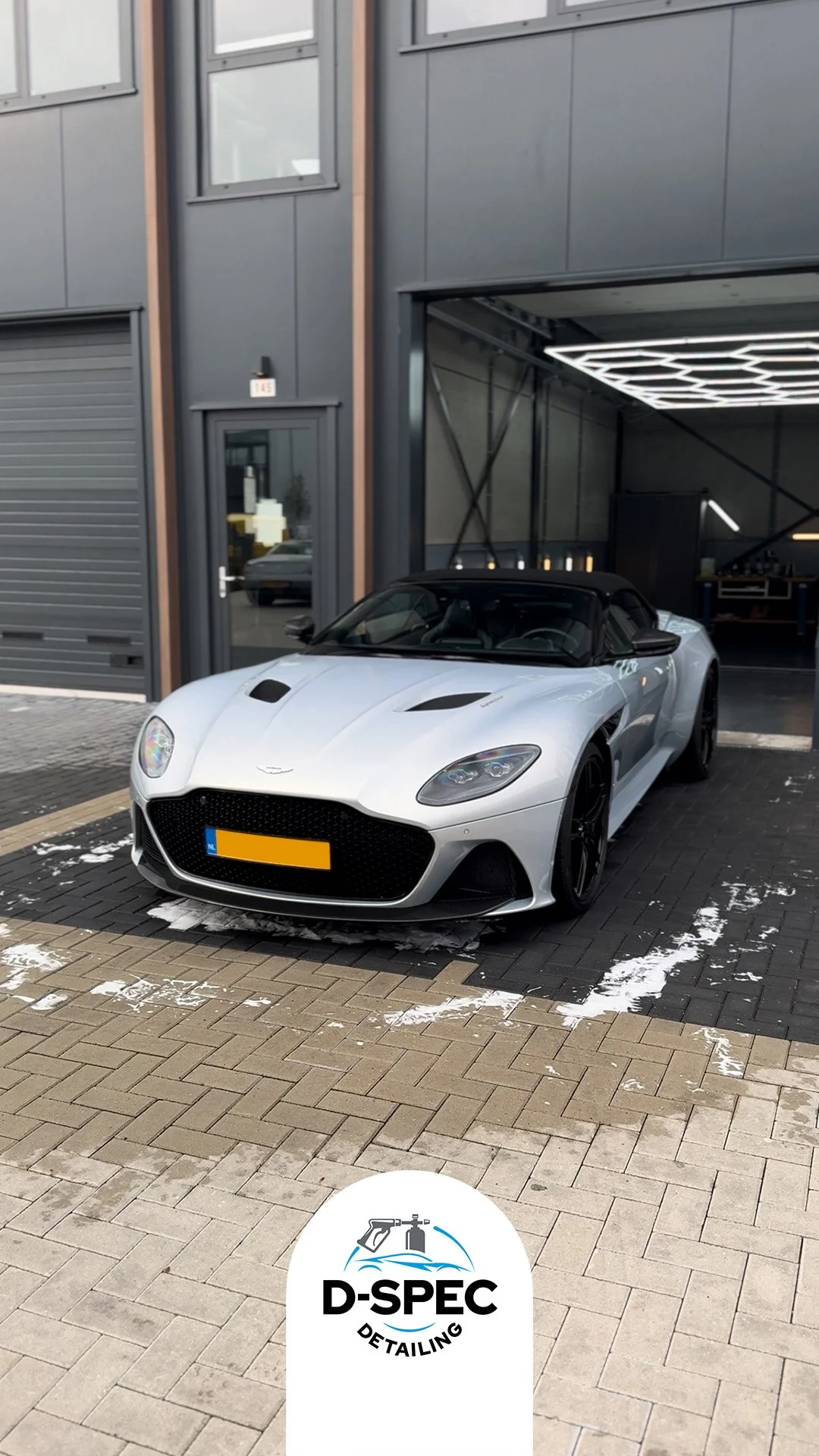 Detail shot van spiegelende lak na een keramische coating onderhoud.