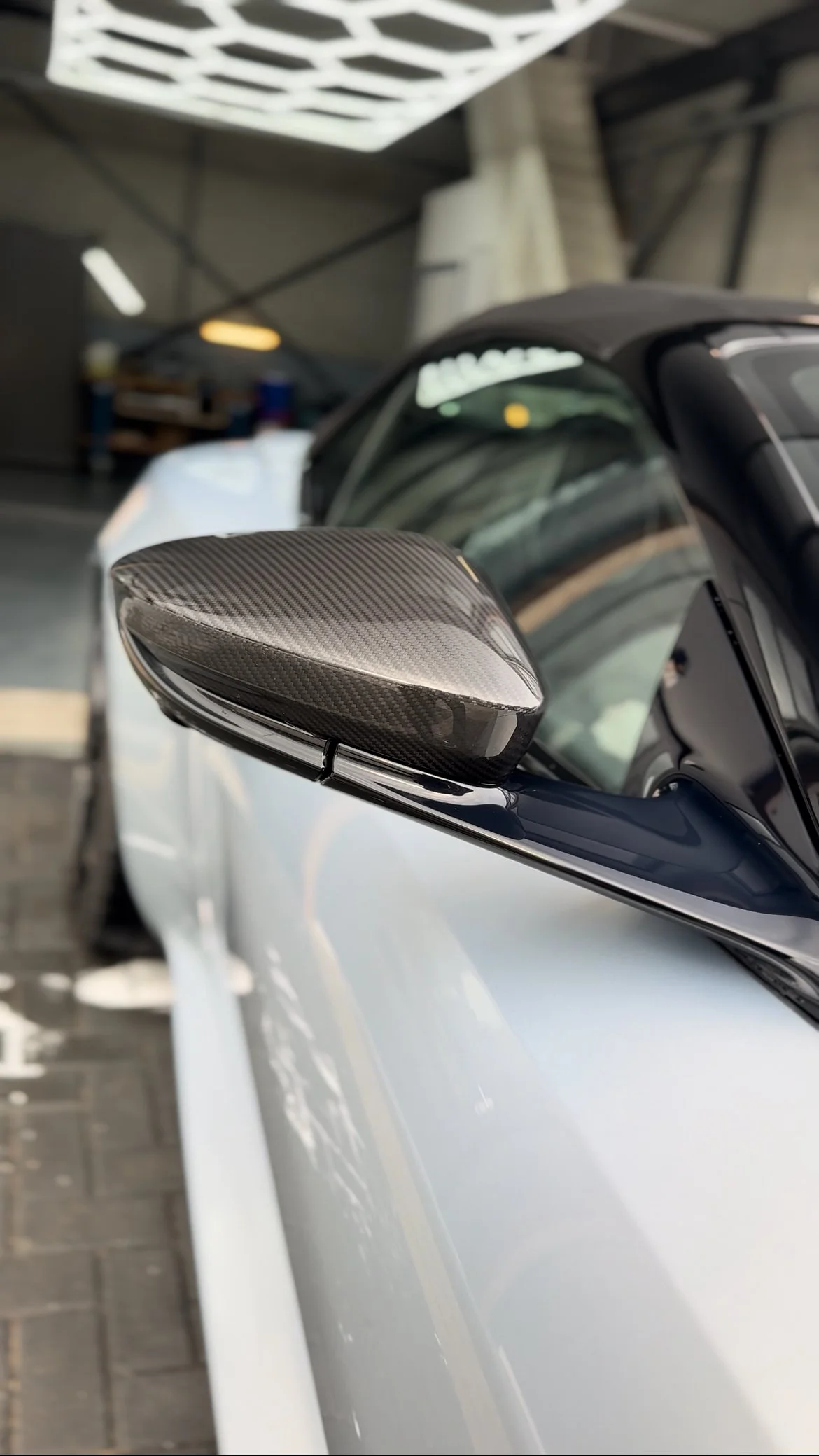 Een Aston Martin DBS Volante na een professionele detailbeurt