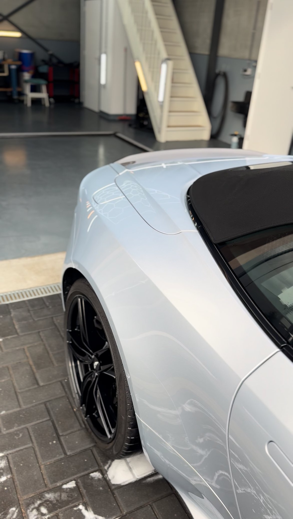 Een Aston Martin DBS Volante na een professionele detailbeurt