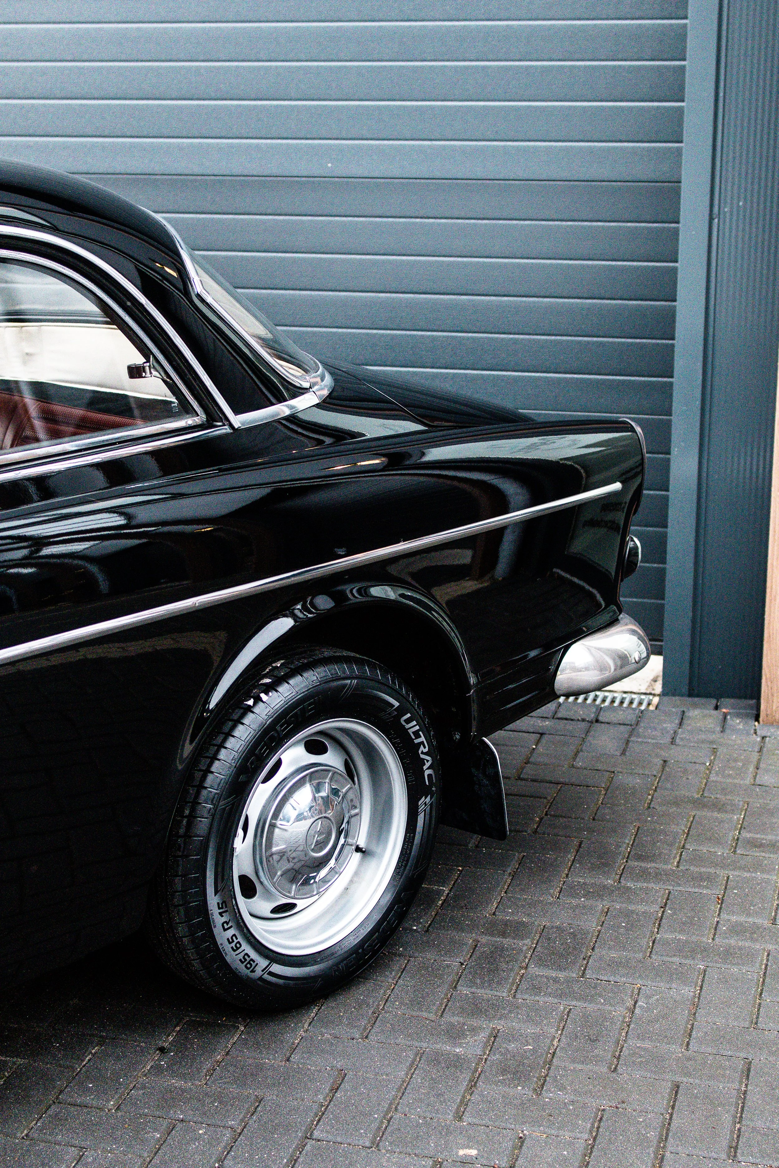 Een oldtimer die museumwaardig is na een exclusieve polijstbehandeling.