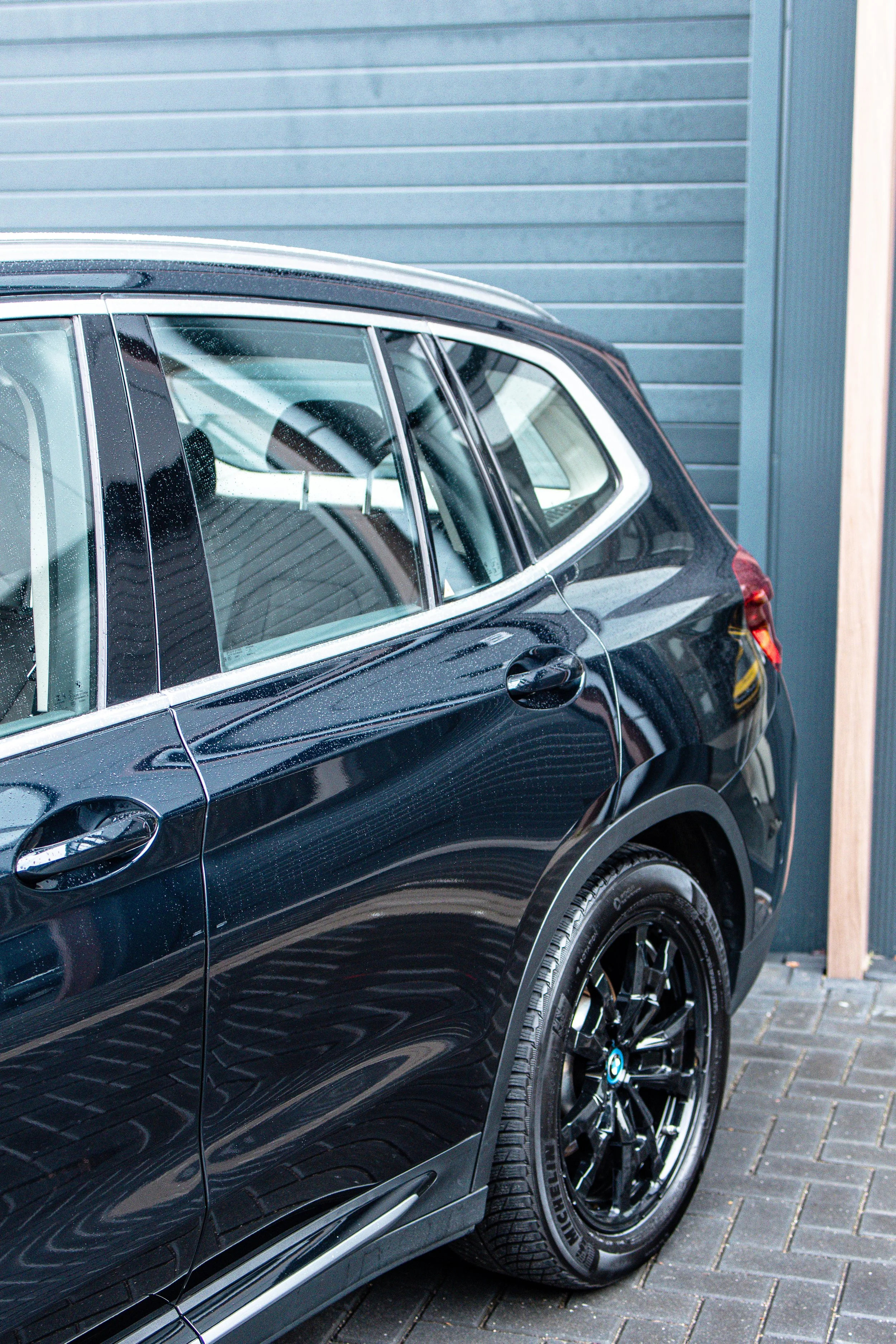 Een close-up van een BMW IX3 na het polijsten