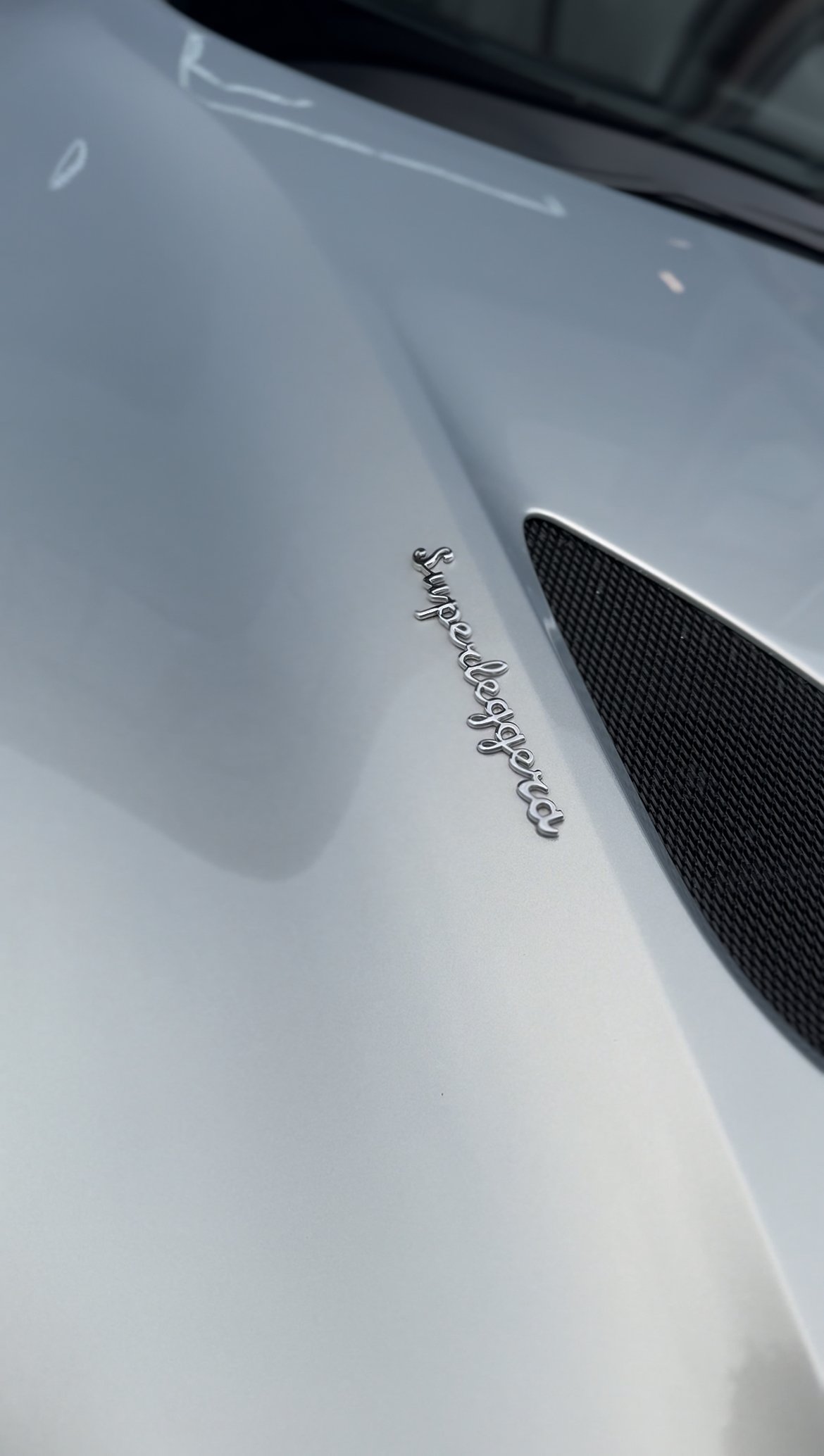 Een Aston Martin DBS Volante na een professionele detailbeurt