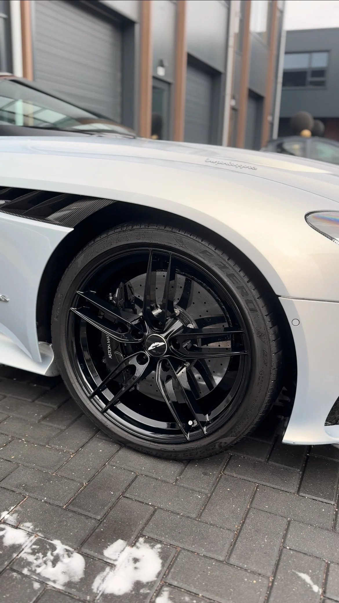Een Aston Martin DBS Volante na een professionele detailbeurt