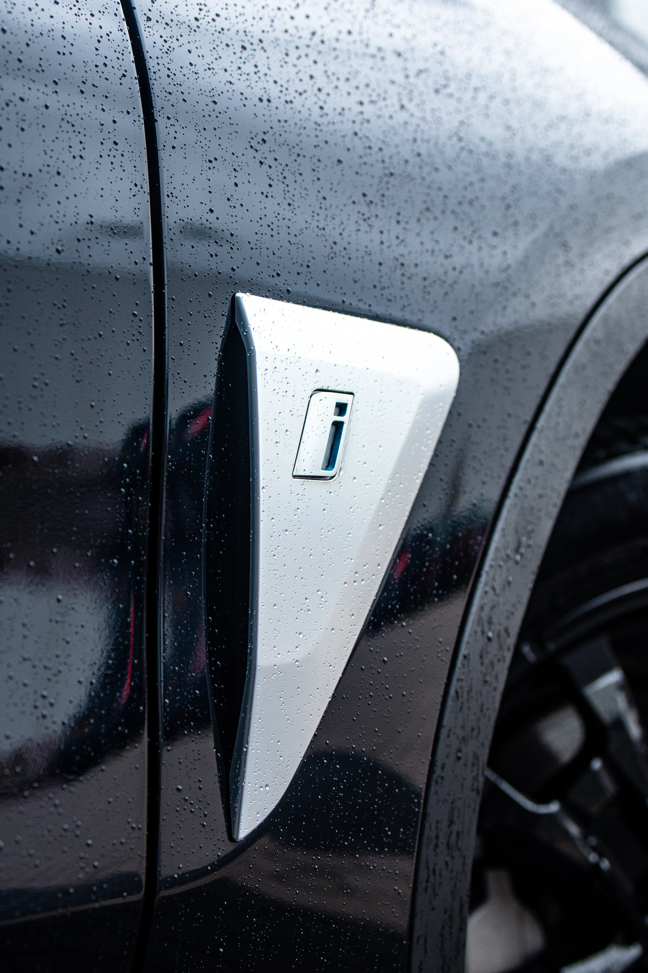 Een BMW IX3 na een intensieve Lakcorrectie en detailbeurt