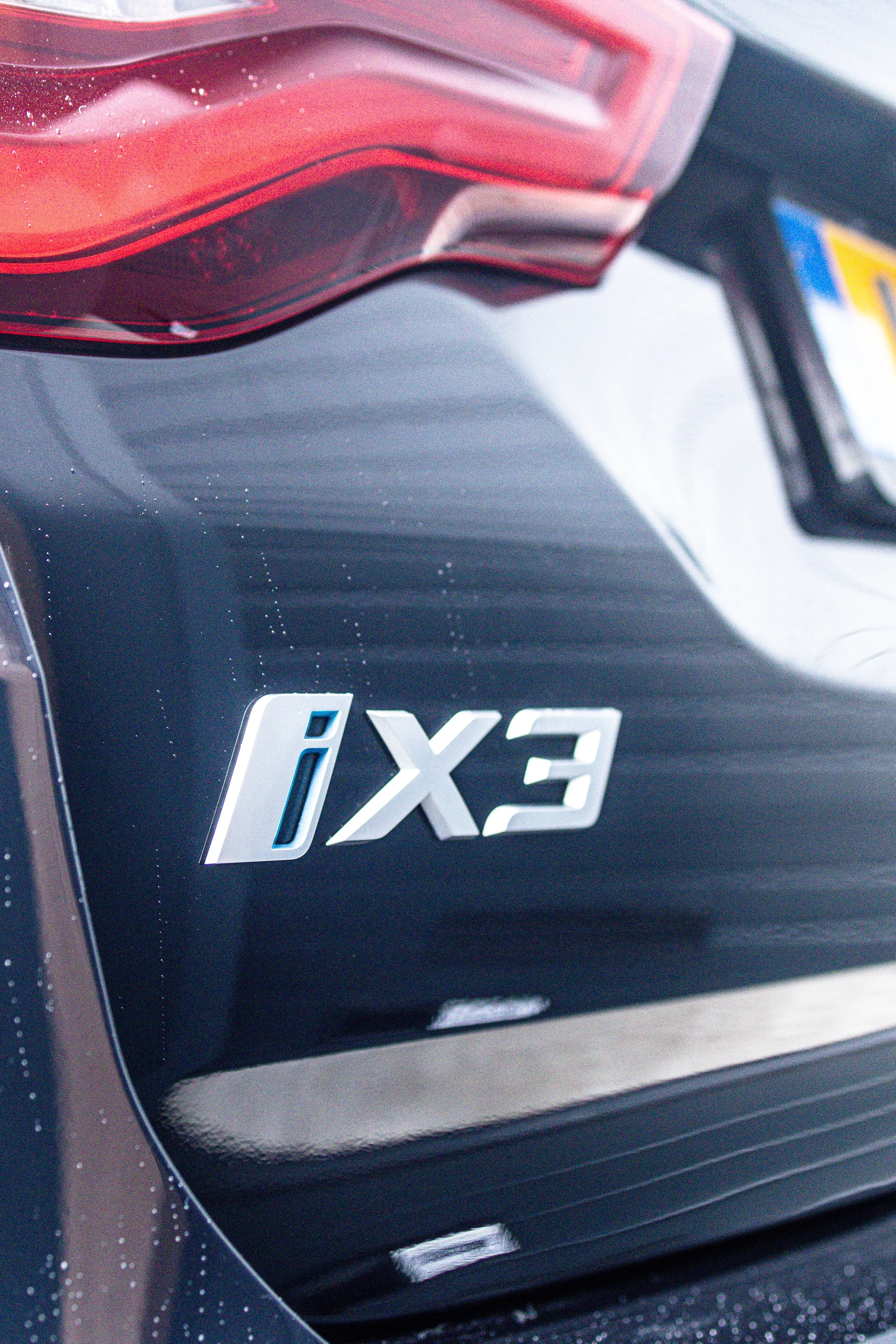 Een BMW IX3 na een intensieve Lakcorrectie en detailbeurt