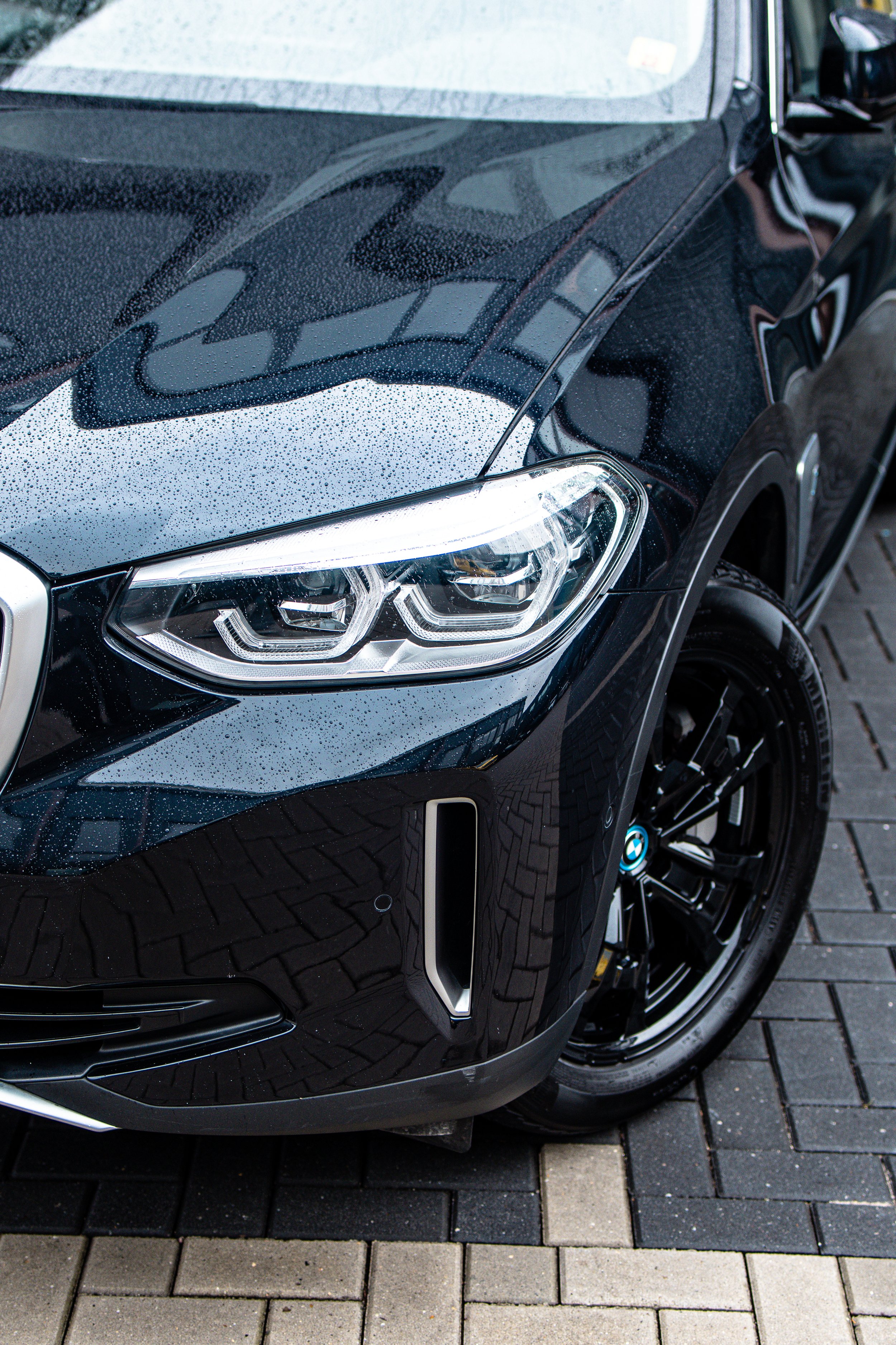 Een BMW IX3 na een intensieve Lakcorrectie en detailbeurt