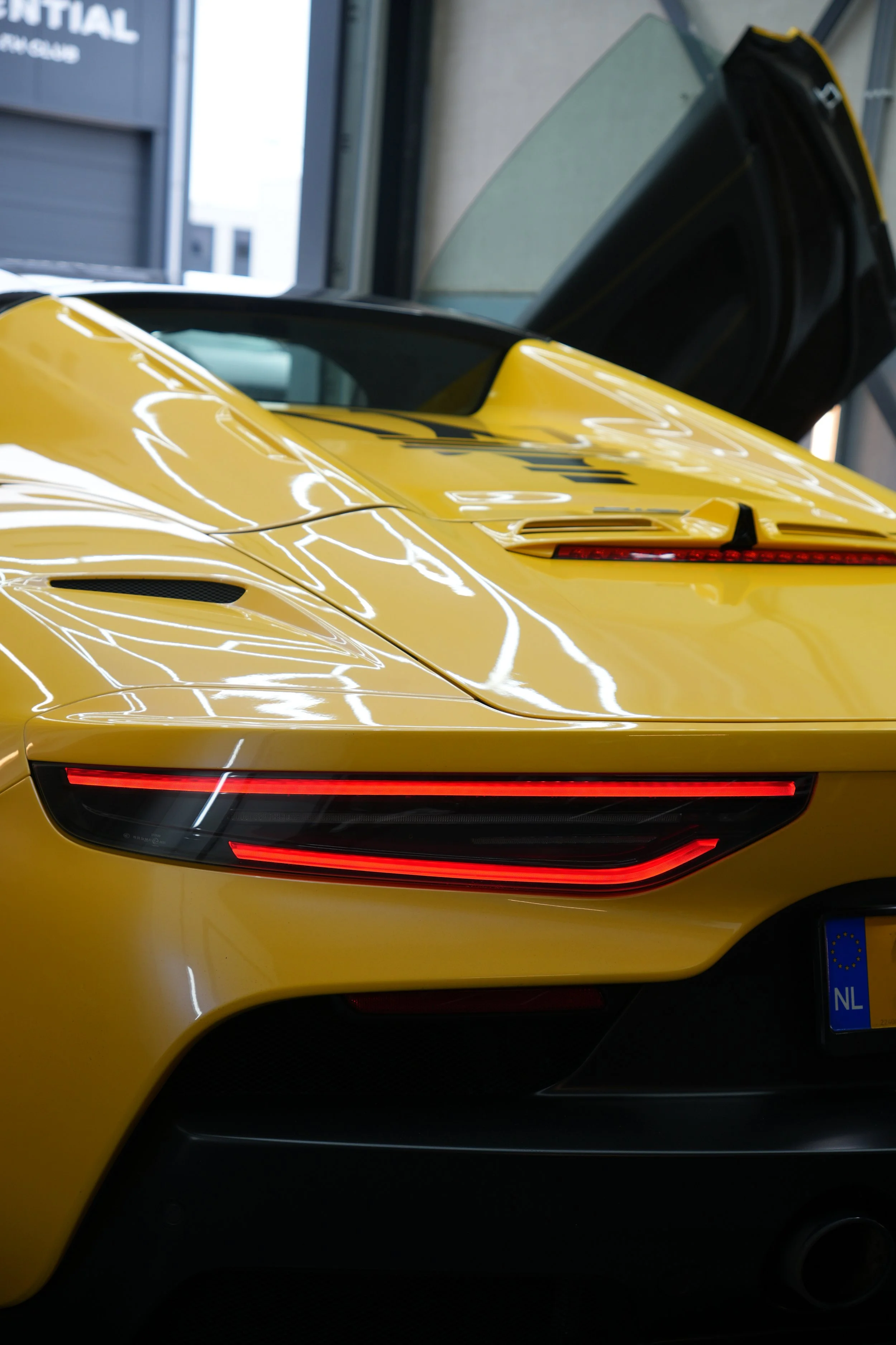 Professioneel detailing van een Maserati MC20 Cielo