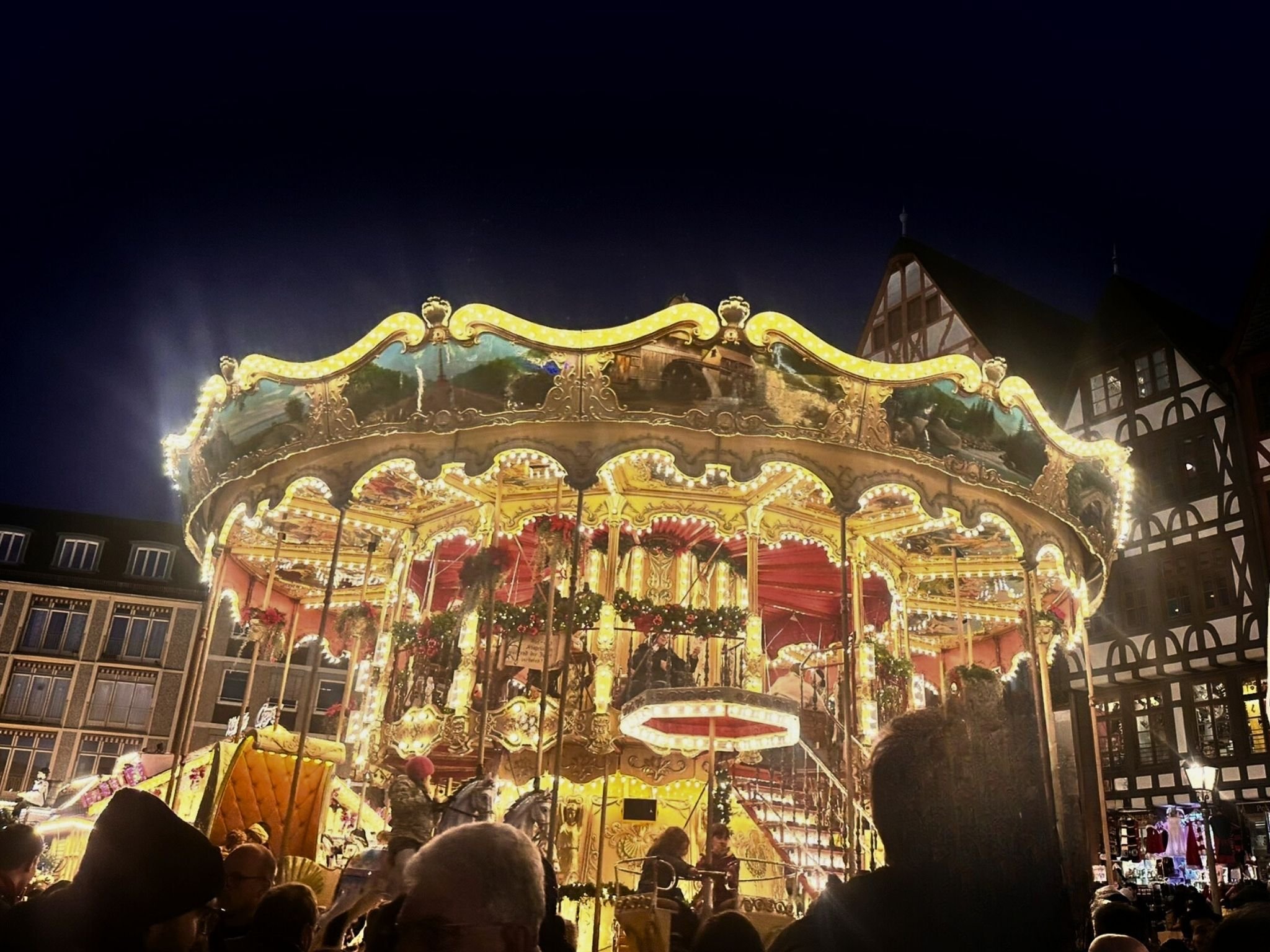 authentic-german-christmas-market-frankfurt-romerberg.jpg