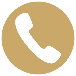 Ein schwarzes Telefonhörer-Symbol auf einem goldenen runden Hintergrund, symbolisiert einen Telefonkontakt.