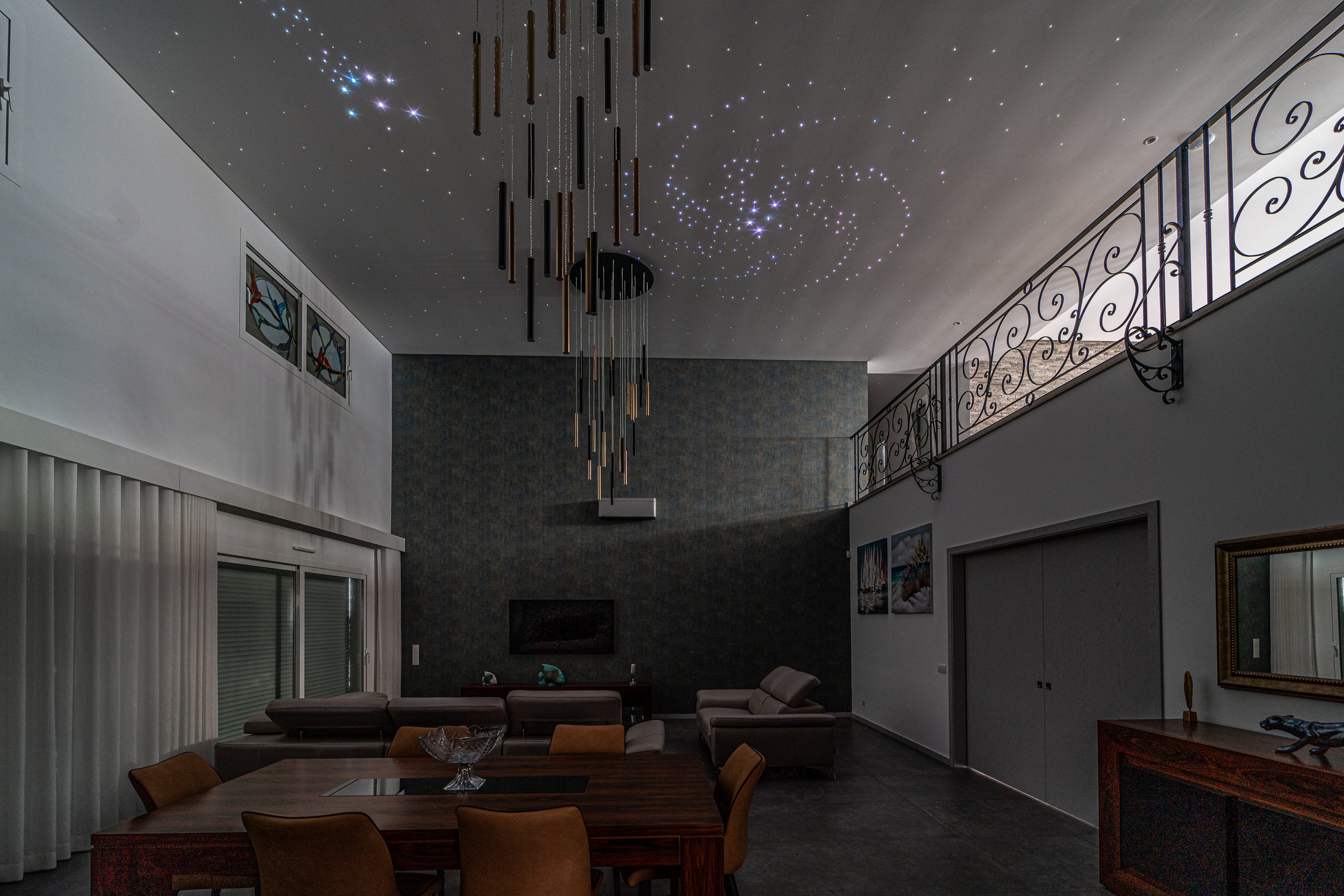 Sala de estar moderna com iluminação no teto que simula estrelas