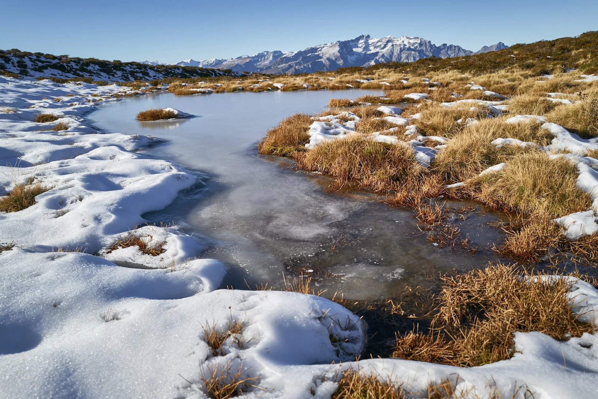 Schneebedecktes Moor mit gefrorenem Wasser im Gebiet des Dreibündenstein auf dem Boden der Gemeinde Domleschg. Kein Windpark Dreibündenstein.
