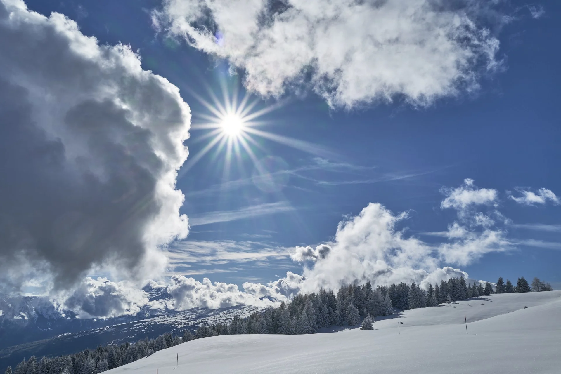 Schneebedecktes Erholungsgebiet rund um die Alp Raguta sowie der Skihütte Feldis im Gebiet der Gemeinde Domleschg. Kein Windpark Dreibündenstein.