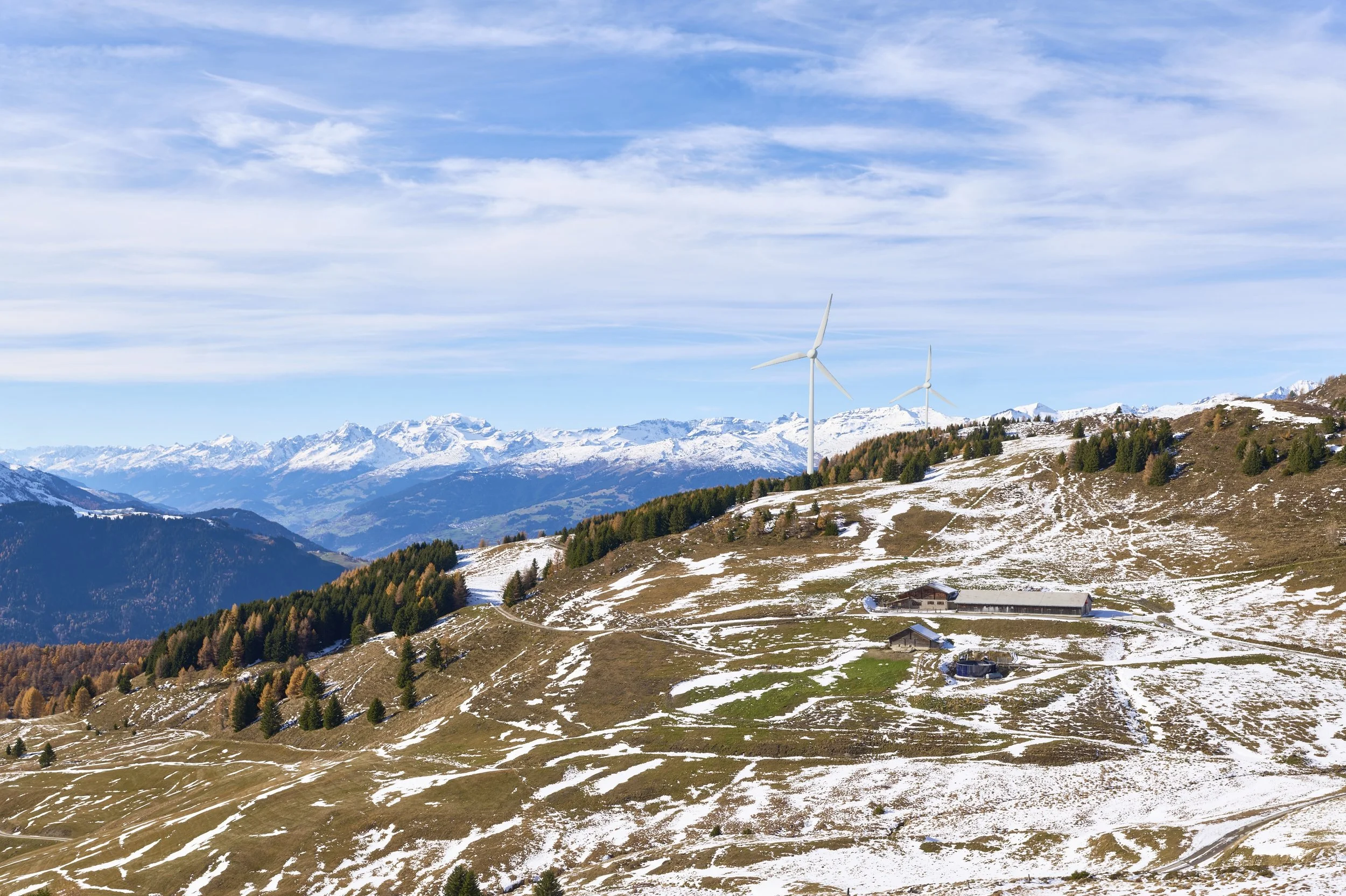 Sicht auf Alp di Plaun und Richtung Feldis. Zweit 250 Meter hohe Windräder in unmittelbarer Nähe der Skihütte Feldis und der Alp Raguta. Kein Windpark Dreibündenstein