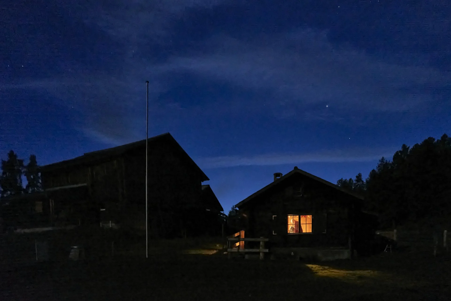 Eine Maiensäss Hütte auf Plaun digls Mats beim Eindunkeln unter dem Sternenhimmel. Kein Windpark Dreibündenstein.