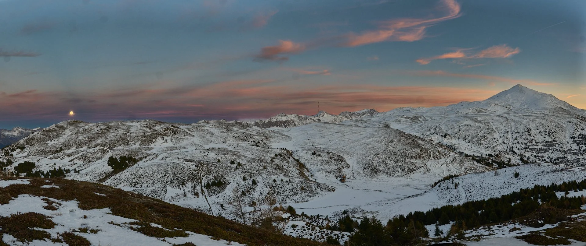 Panoramablick auf das Gebiet des Dreibündenstein und dem Fulhorn bei aufgehendem Vollmond. Kein Windpark Dreibündenstein.
