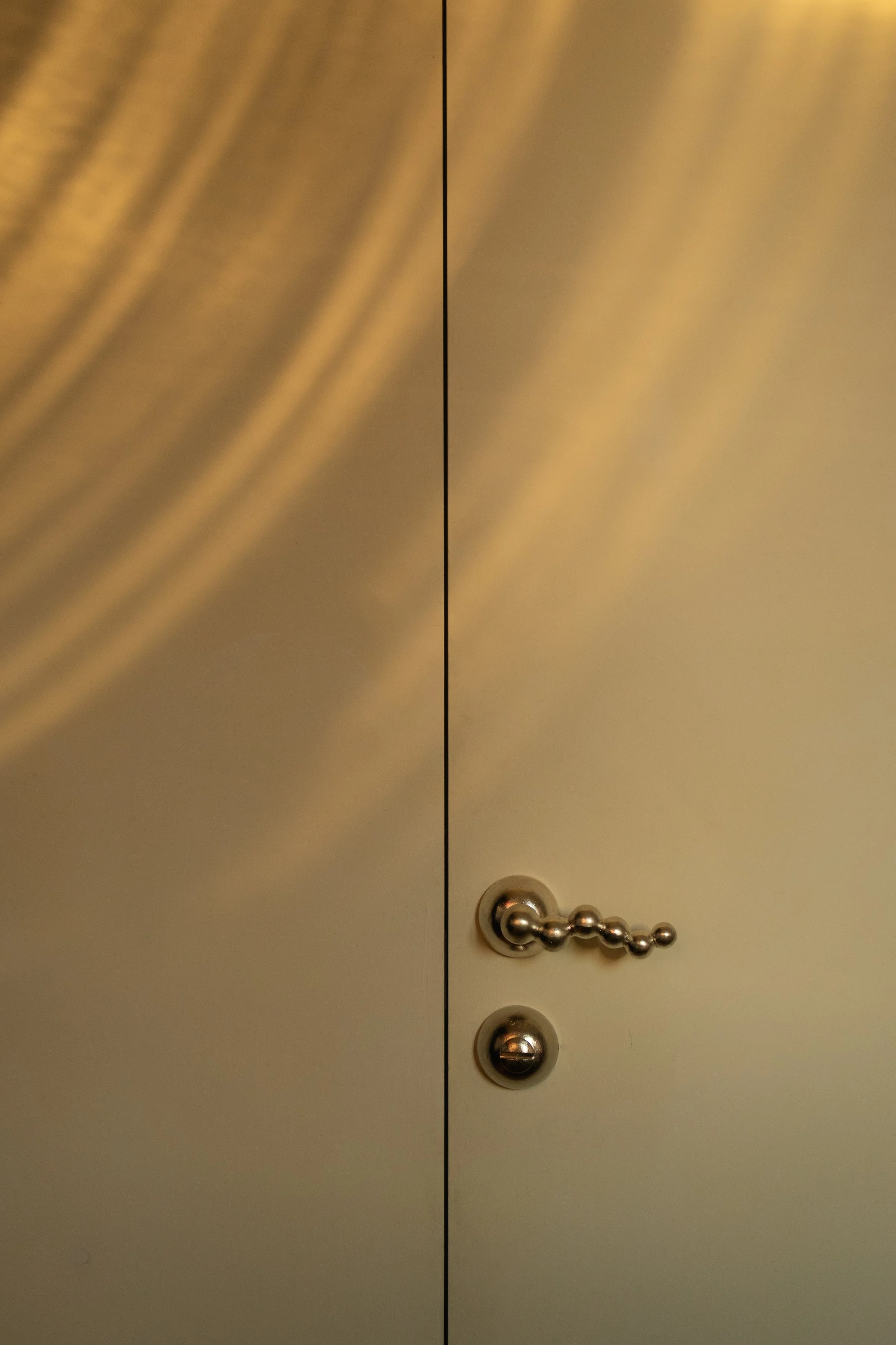 porte en métal avec poignée en forme de chaîne