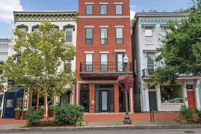 733 8th St SE #2
Washington, DC 20003
$372,000