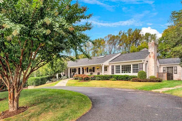 10029 Carmelita Drive
Potomac, MD 20854
$1,950.000